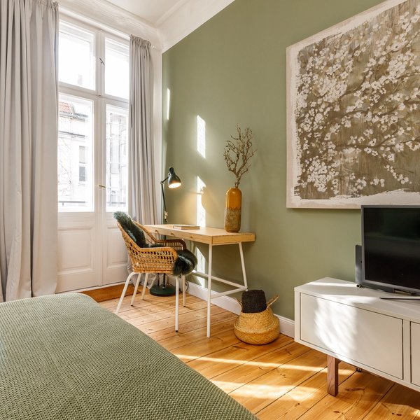 Schlafzimmer Bett Schreibtisch Stuhl Fernseher