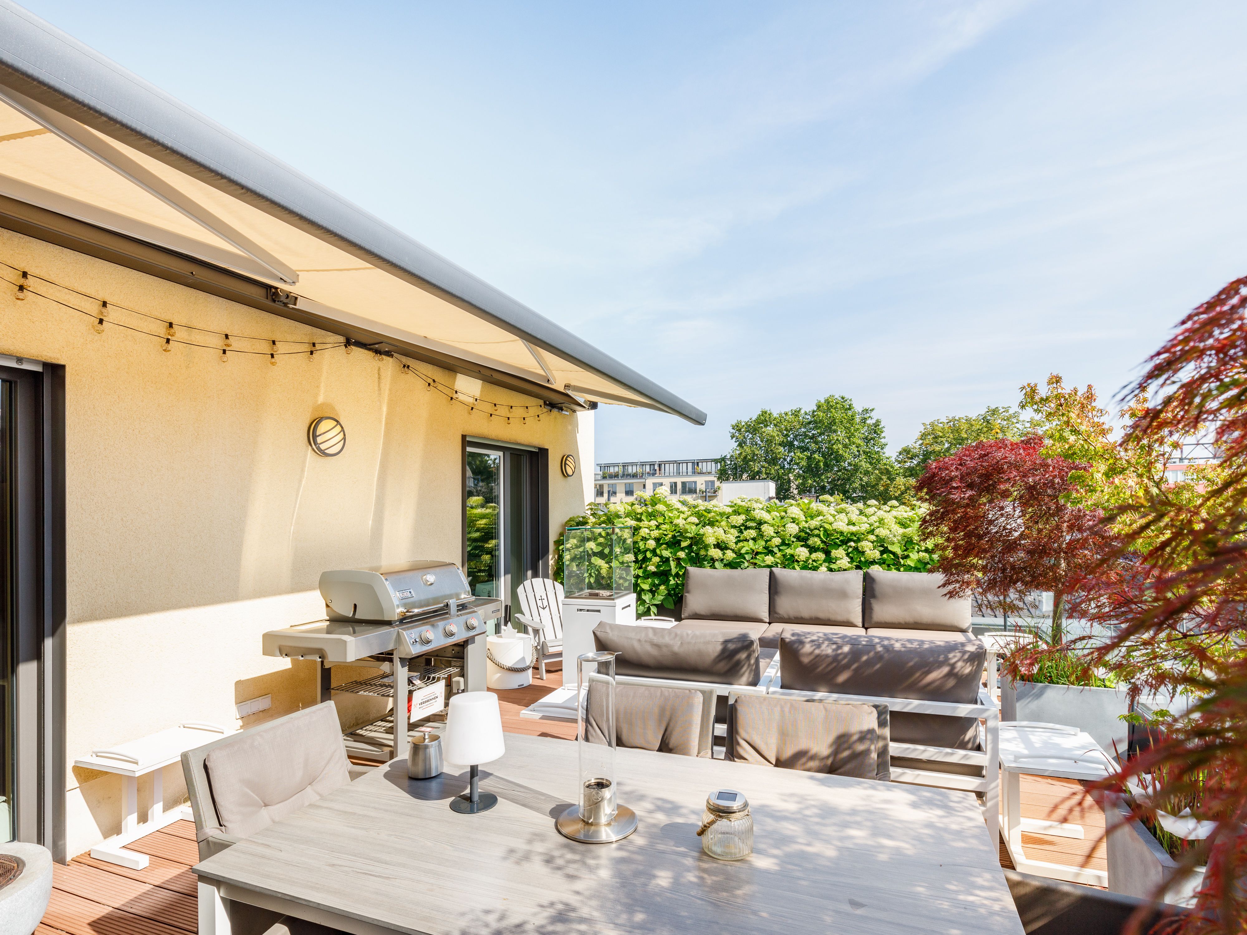 Dachterasse mit Sonnenschutz und viel Grün