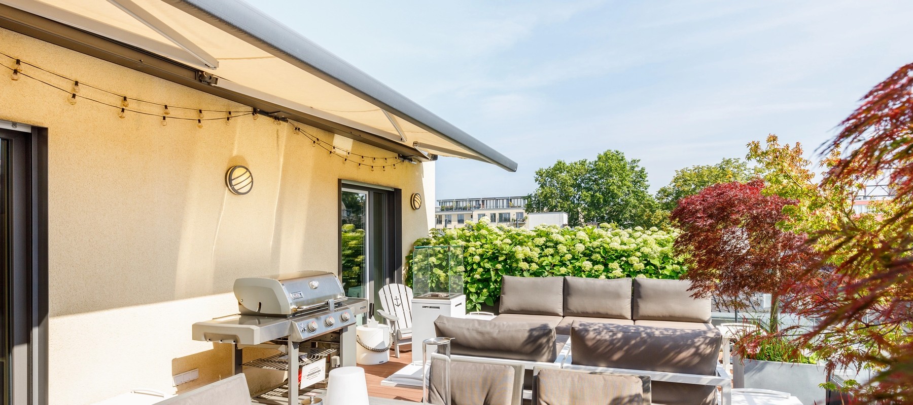 Dachterasse mit Sonnenschutz und viel Grün Dachterasse mit Sonnenschutz und viel Grün