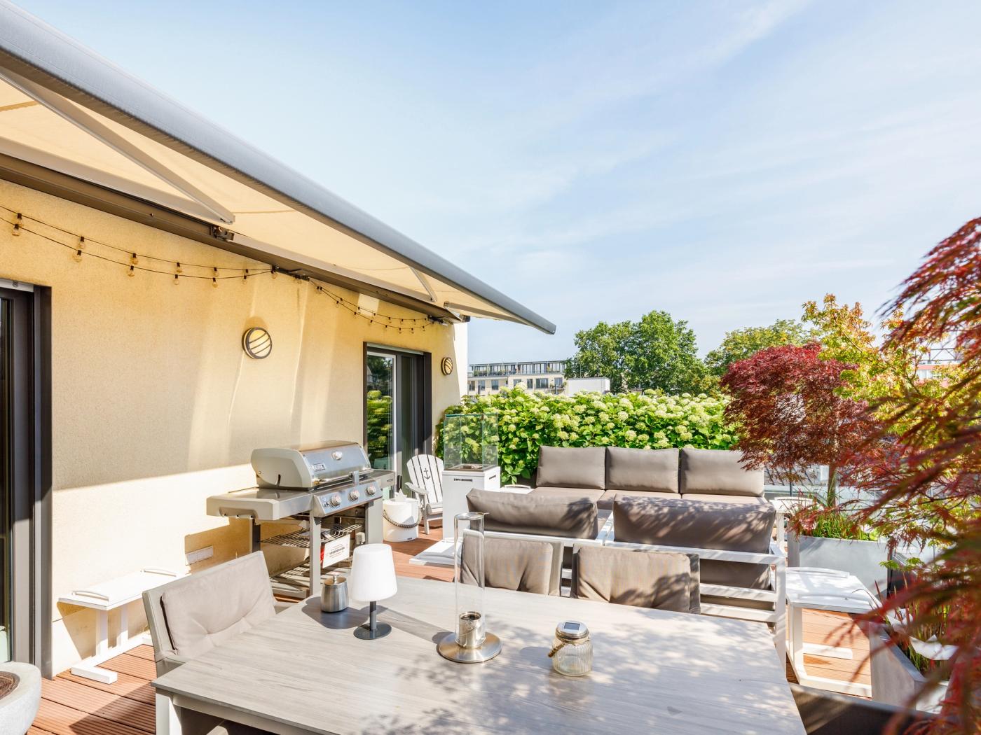 Dachterasse mit Sonnenschutz und viel Grün Dachterasse mit Sonnenschutz und viel Grün