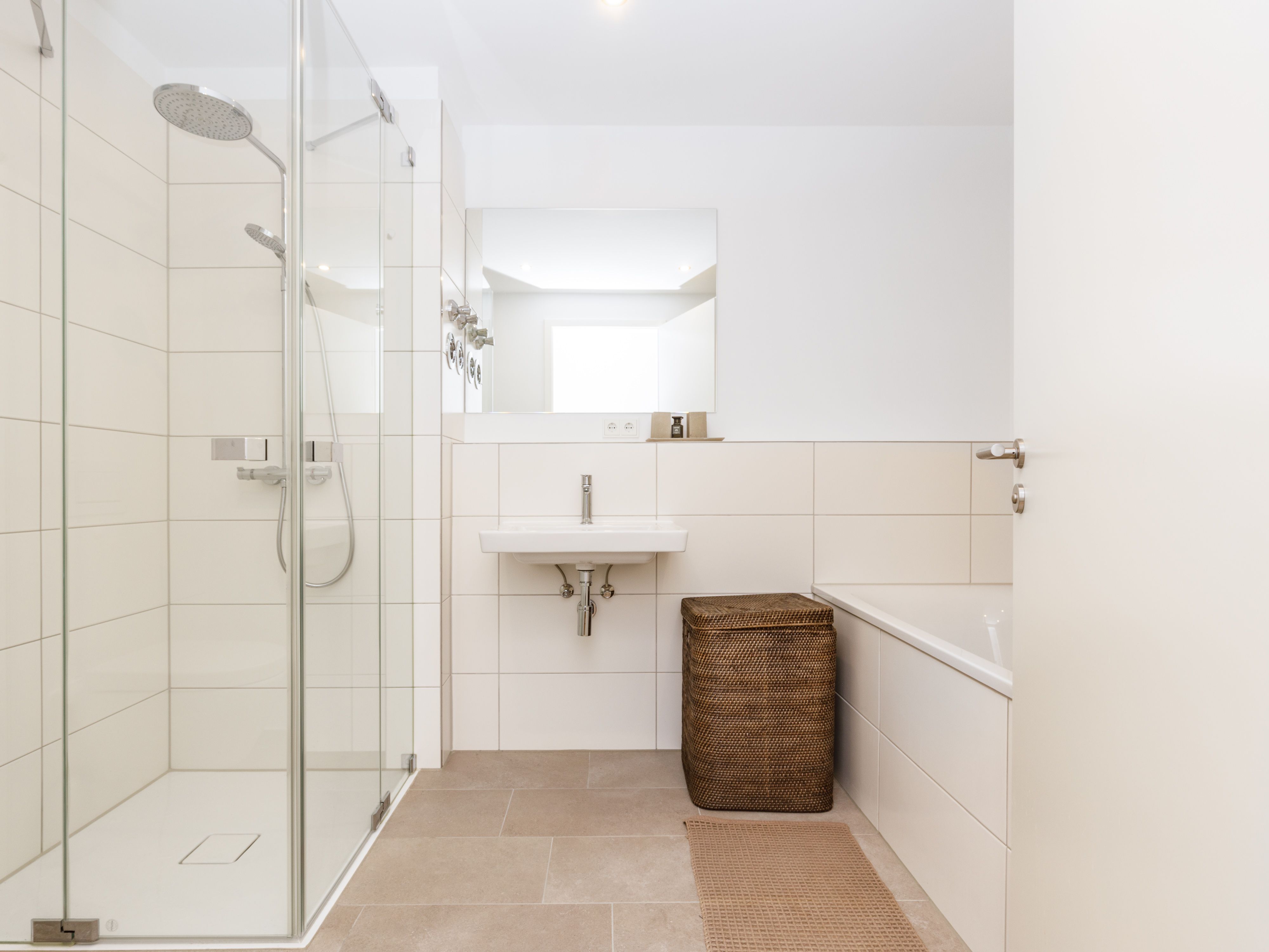 Modernes Vollbad mit separater Wanne  