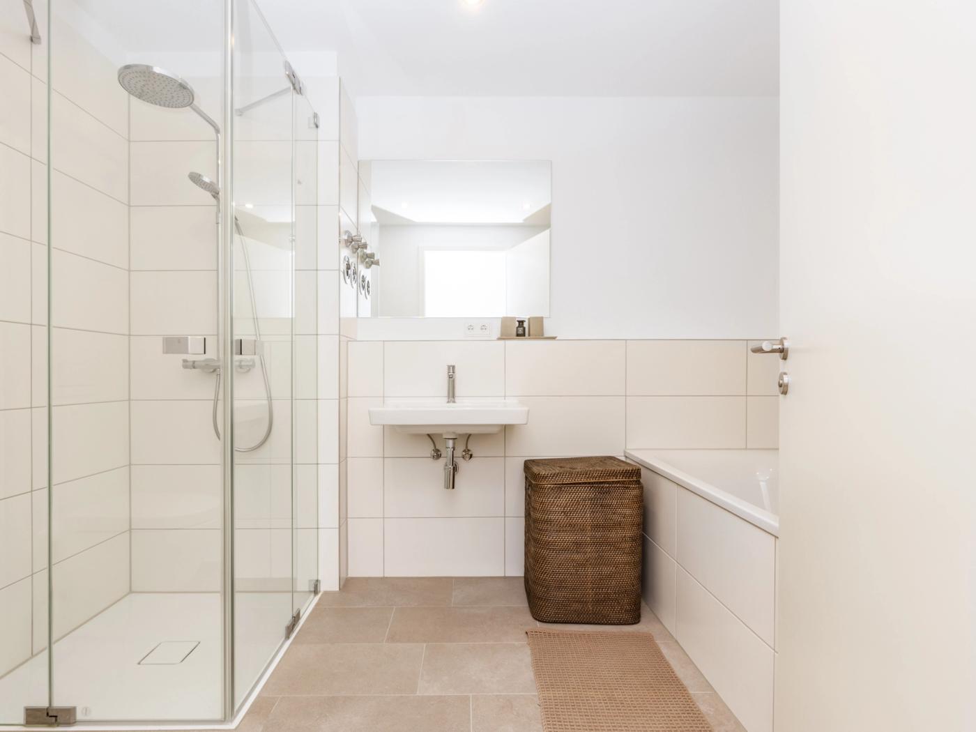 Modernes Vollbad mit separater Wanne   Modernes Vollbad mit separater Wanne