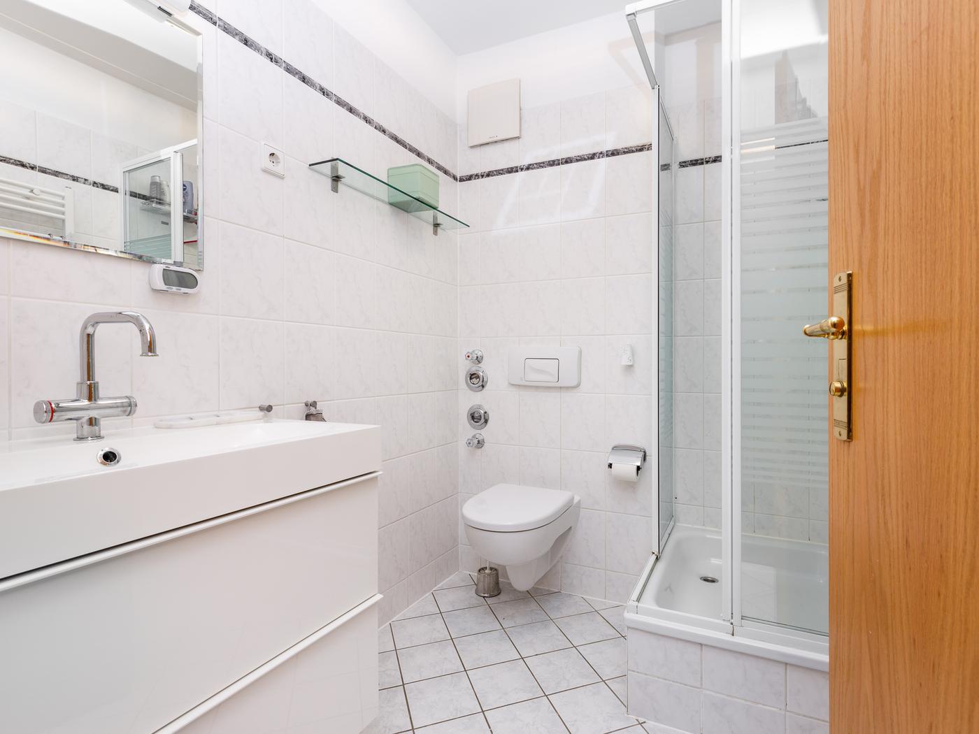 Innenliegendes Duschbad mit Fußbodenheizung Innenliegendes Duschbad mit Fußbodenheizung