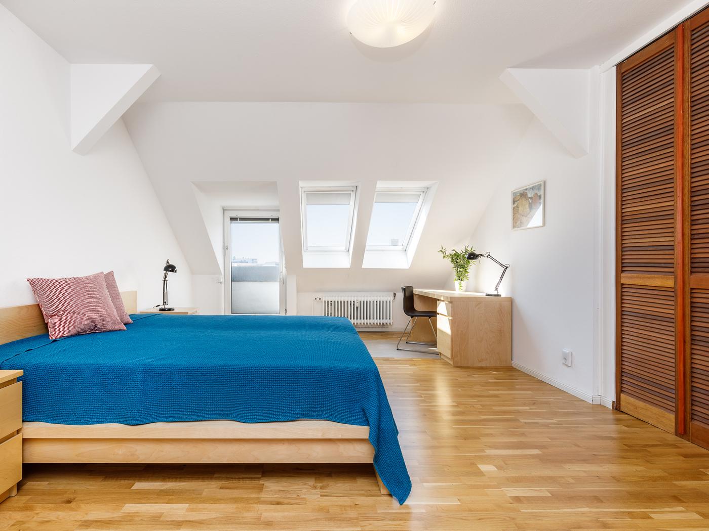 Geräumiges Schlafzimmer mit Ankleidebereich Geräumiges Schlafzimmer mit Ankleidebereich