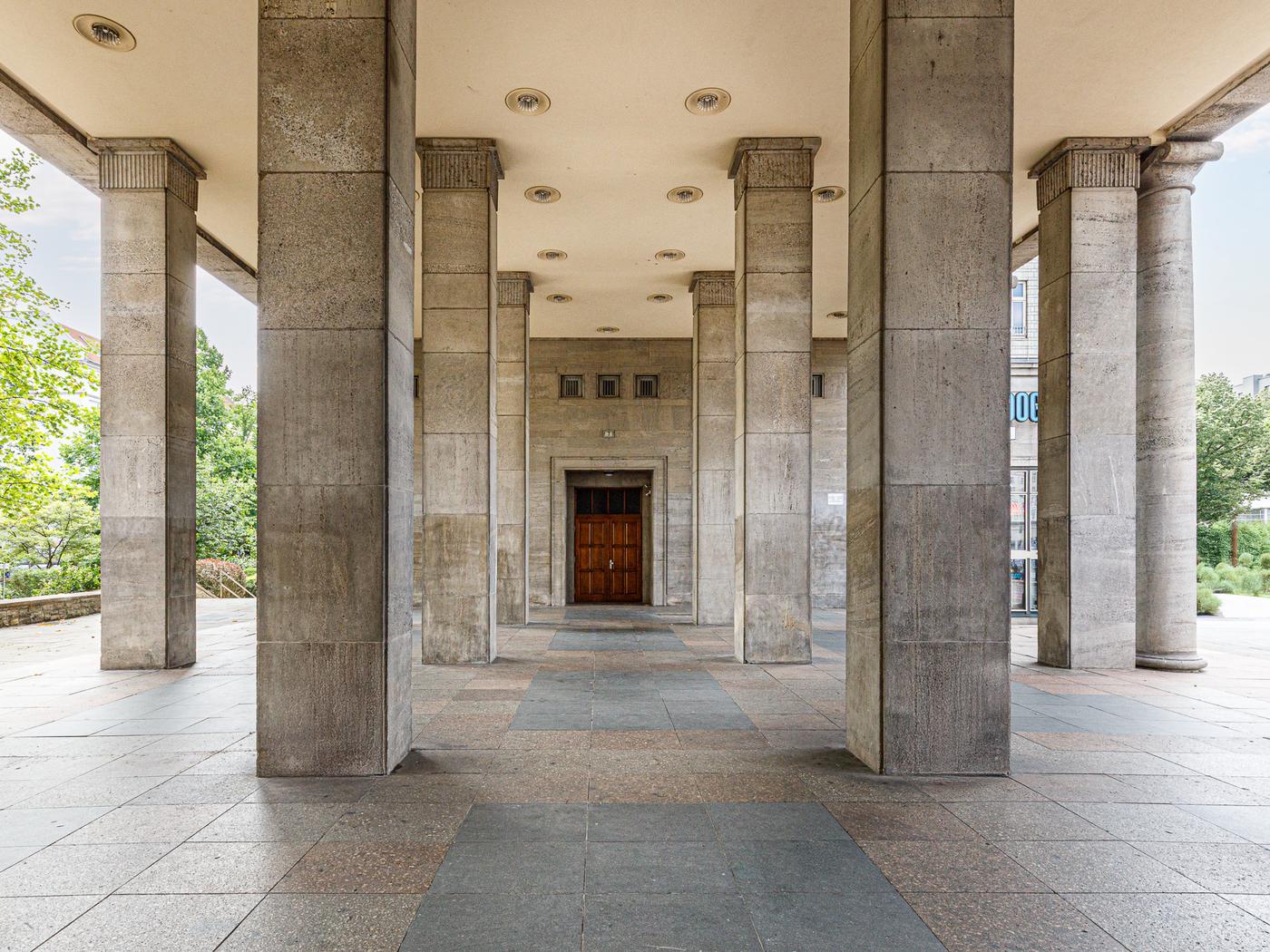 Ikonisches Wohnhaus mit einzigartigem Eingangsbereich  Ikonisches Wohnhaus mit einzigartigem Eingangsbereich