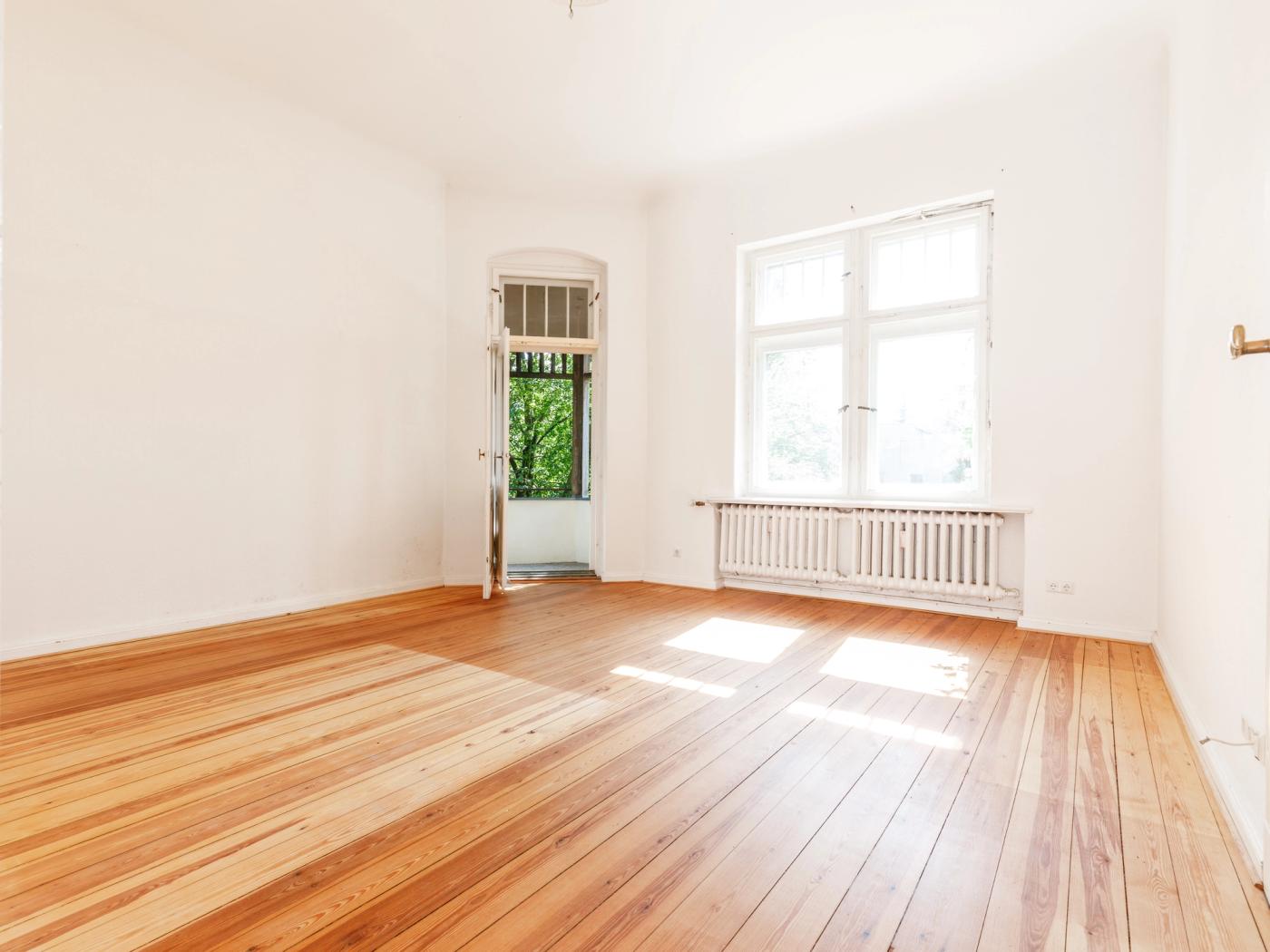 Sonniges Wohnzimmer mit Zugang zum Erker Sonniges Wohnzimmer mit Zugang zum Erker