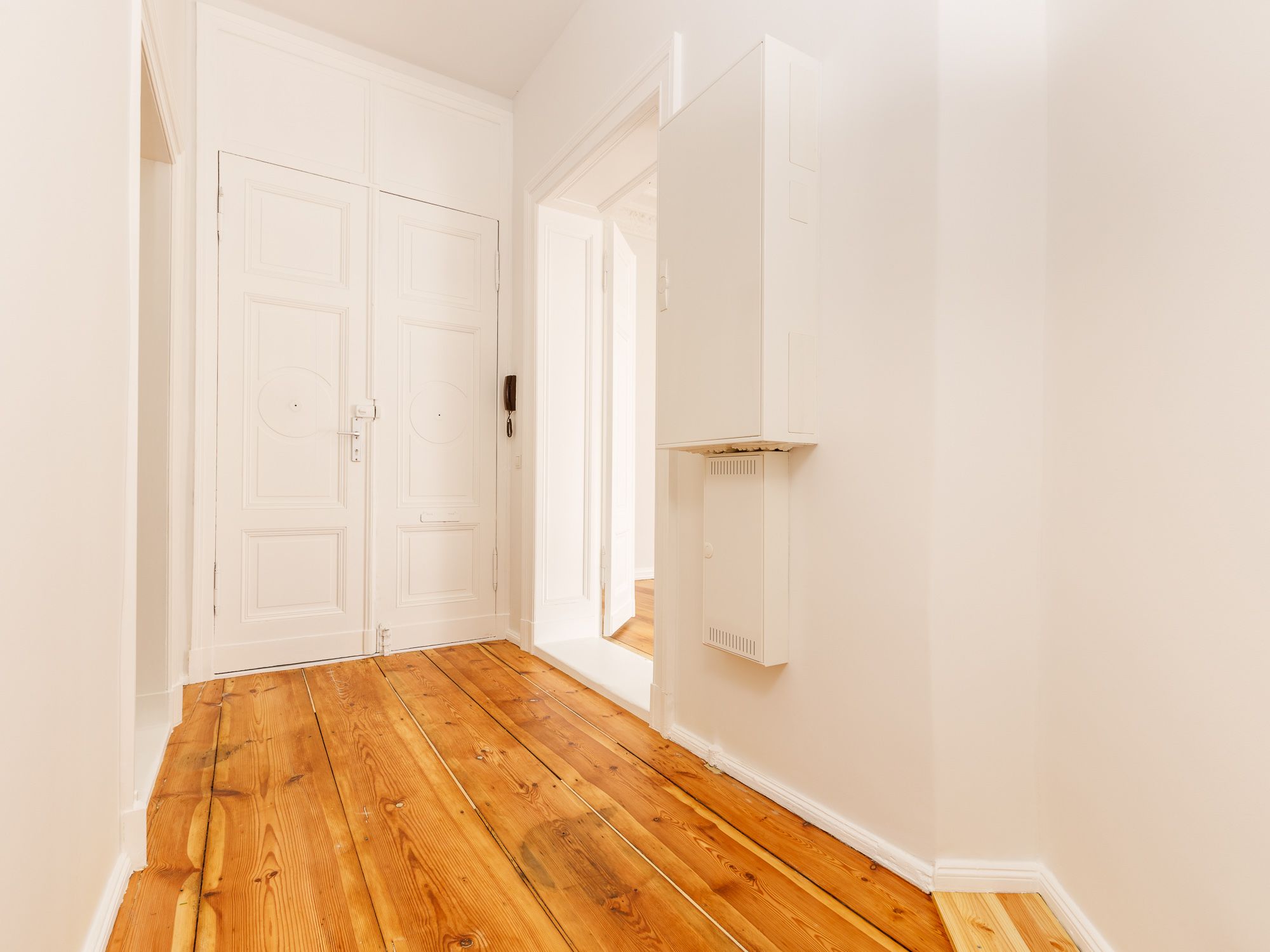 Eingangsbereich mit gesicherter Doppelflügeltür 