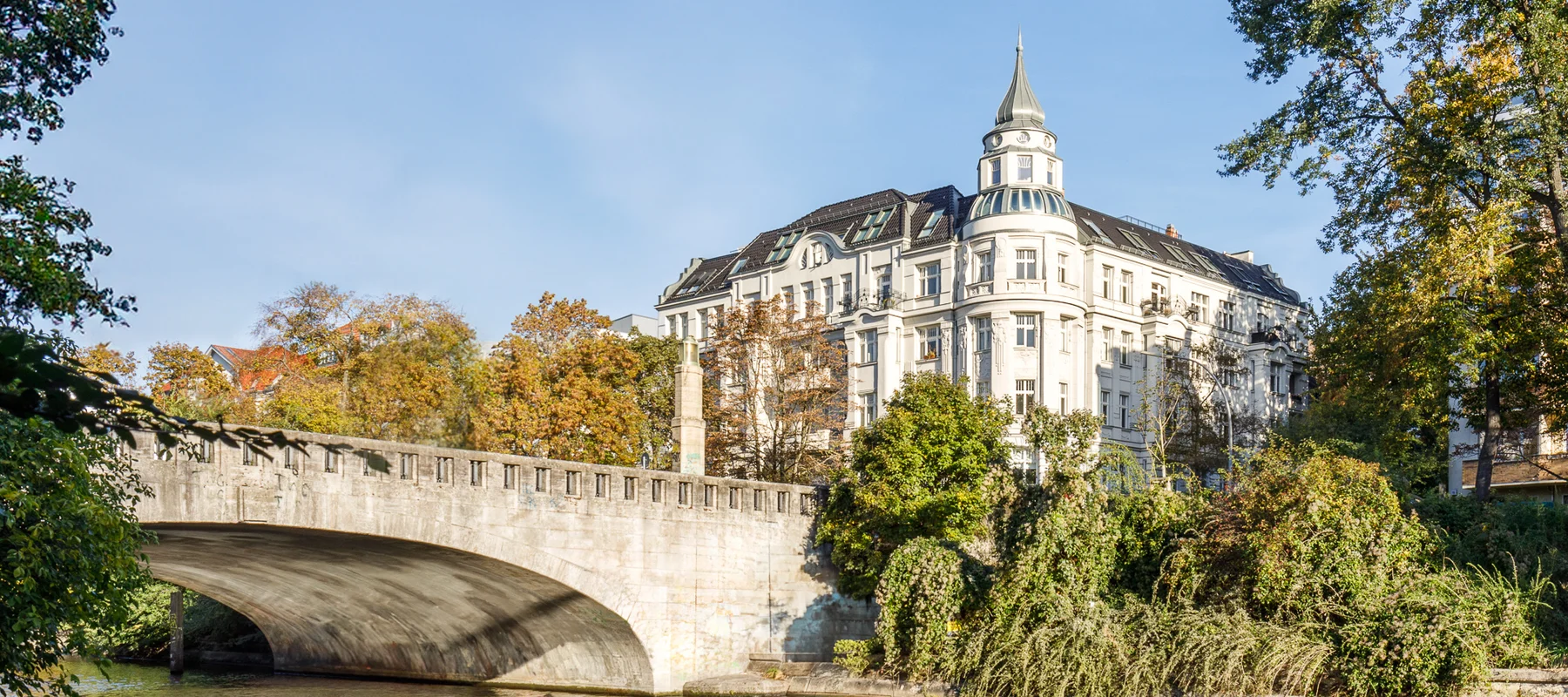 Mondäne Altbauwohnung mit luxuriöser Ausstattung, sonnigem Balkon und Wasserblick