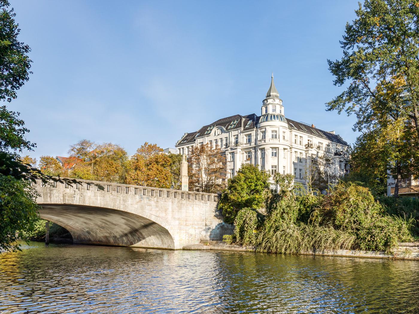 Mondäne Altbauwohnung mit luxuriöser Ausstattung, sonnigem Balkon und Wasserblick