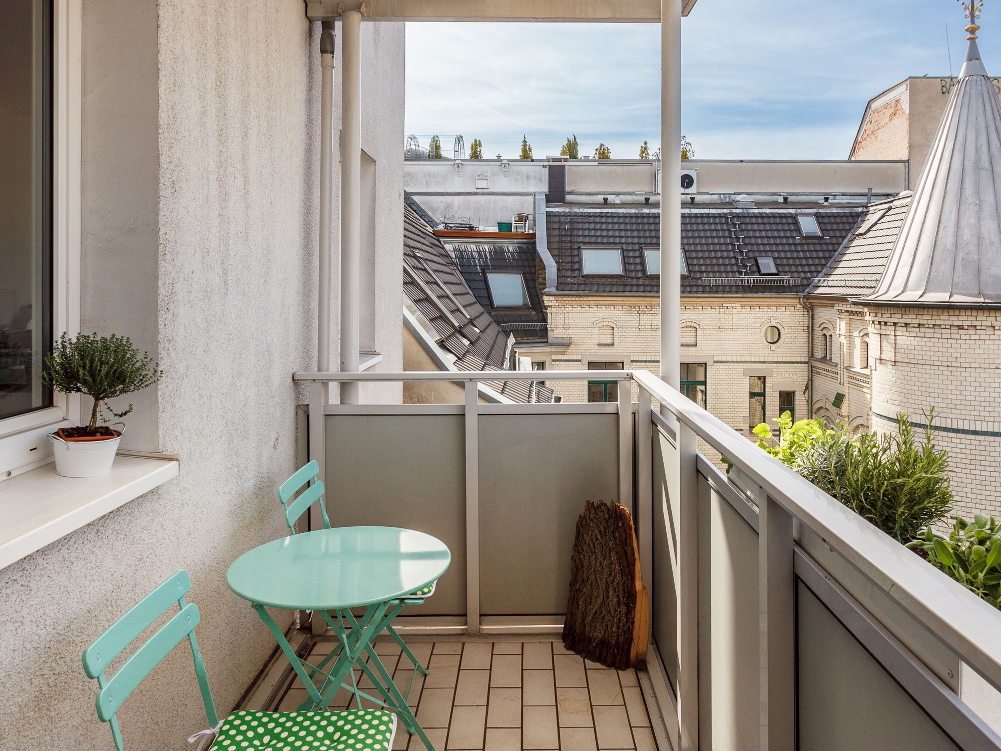Großer Balkon in den ruhig gelegenen Innenhof