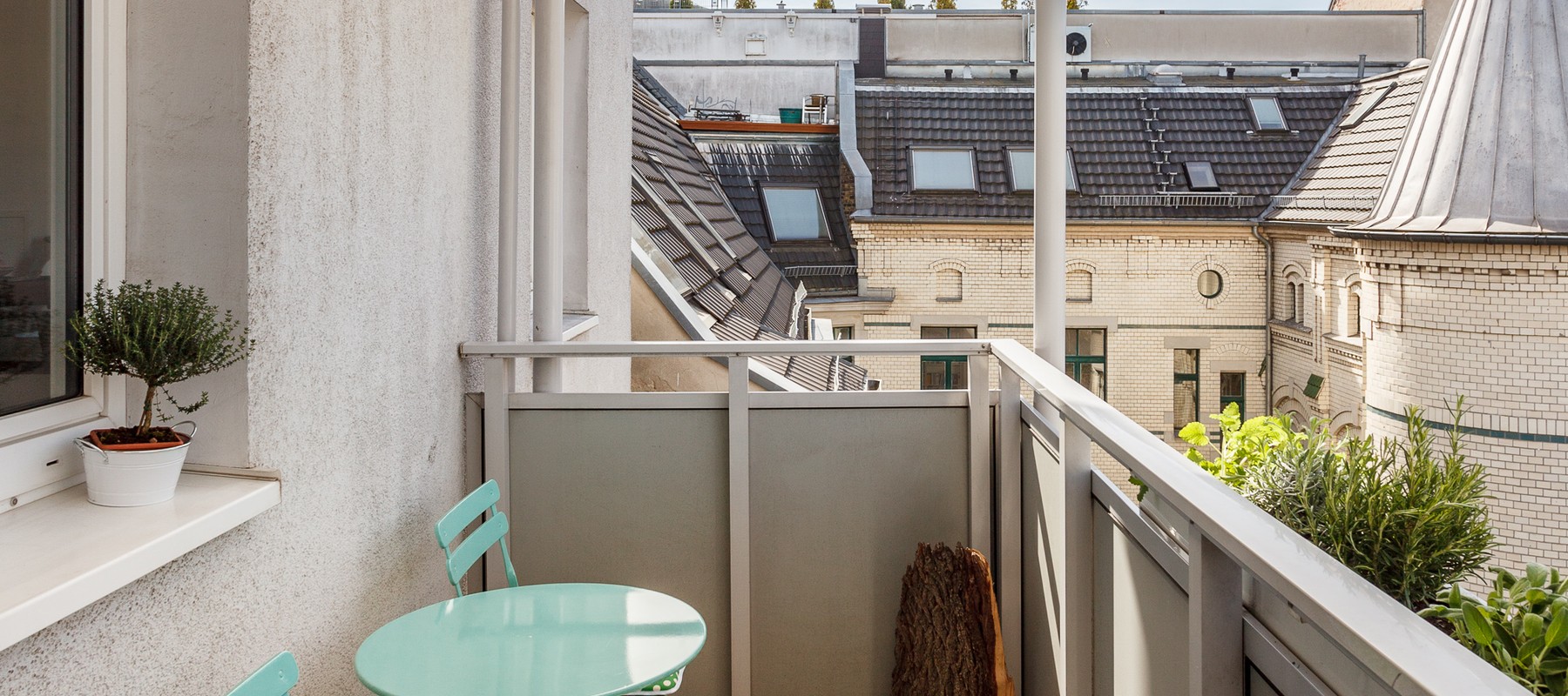 Großer Balkon in den ruhig gelegenen Innenhof Großer Balkon in den ruhig gelegenen Innenhof