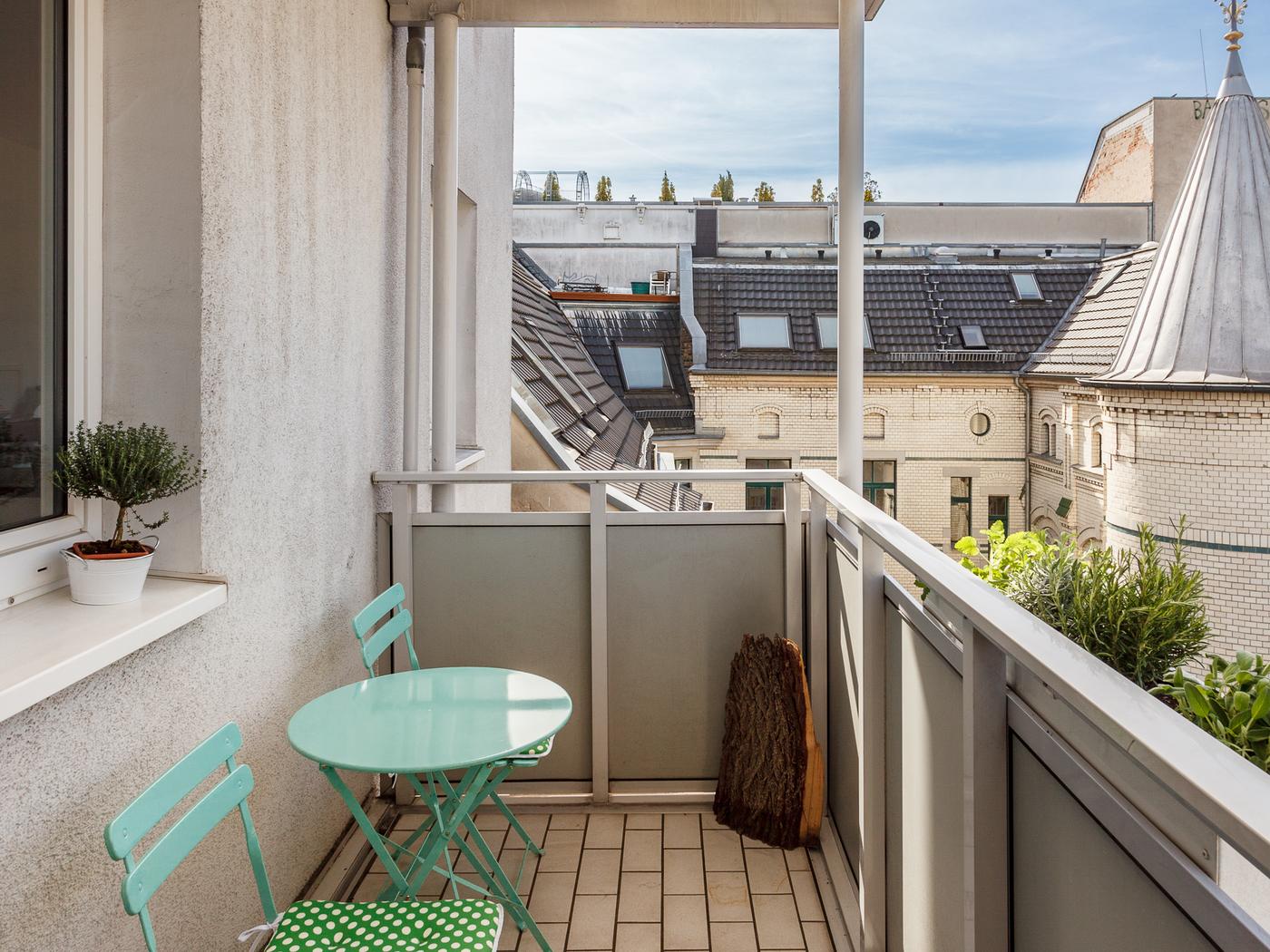 Großer Balkon in den ruhig gelegenen Innenhof Großer Balkon in den ruhig gelegenen Innenhof