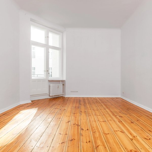 Zimmer Dielenboden Doppelfenster Balkonzugang Heizkörper