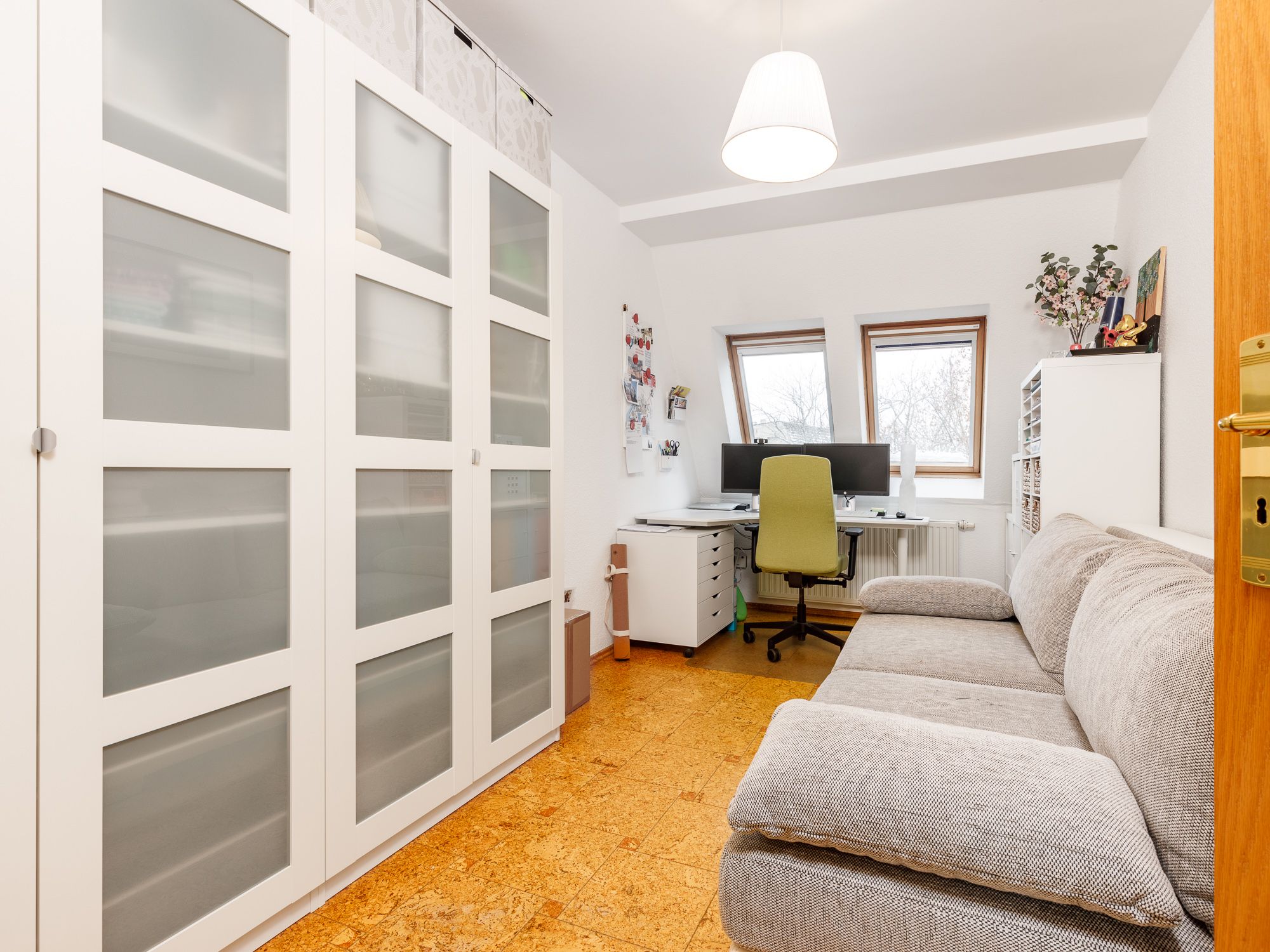 Arbeitsbereich mit Einbauschränken 