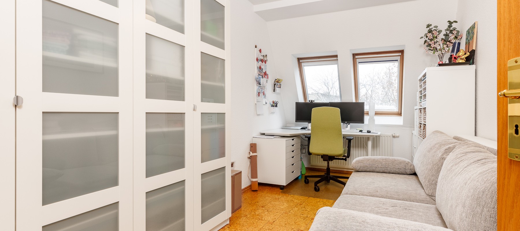 Arbeitsbereich mit Einbauschränken Arbeitsbereich mit Einbauschränken