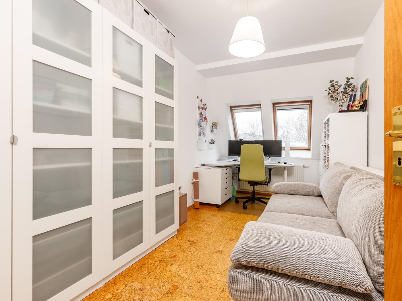 Arbeitsbereich mit Einbauschränken Arbeitsbereich mit Einbauschränken