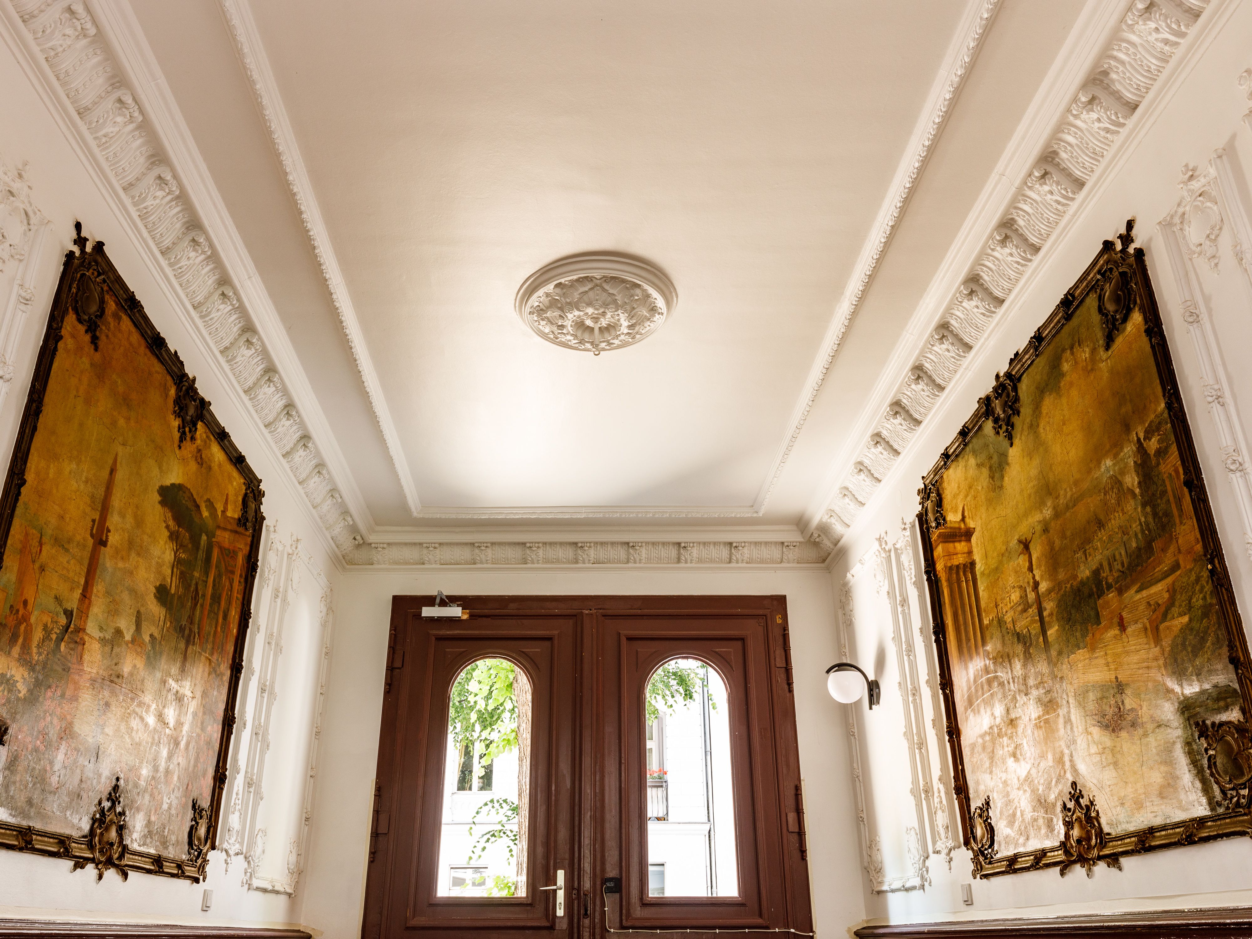 Atemberaubendes Entrée mit Kunstgemälden 