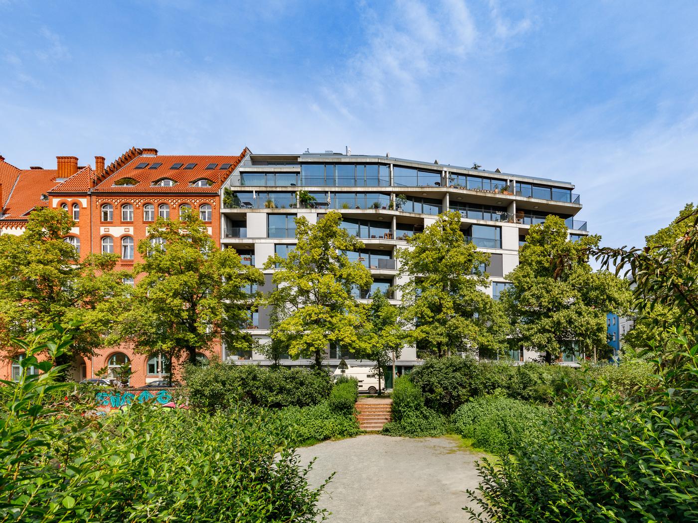 Neuwertiges Mehrfamilienhaus mit Glasfassade Neuwertiges Mehrfamilienhaus mit Glasfassade