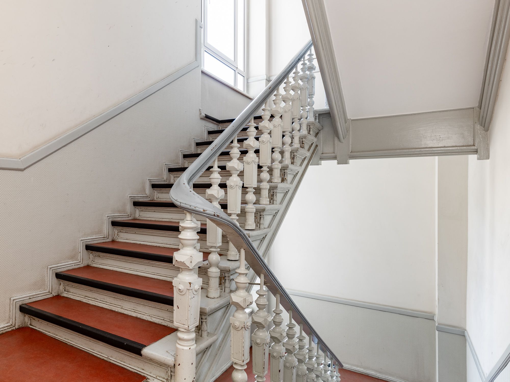 Gepflegtes Treppenhaus mit Linoleumfußboden 