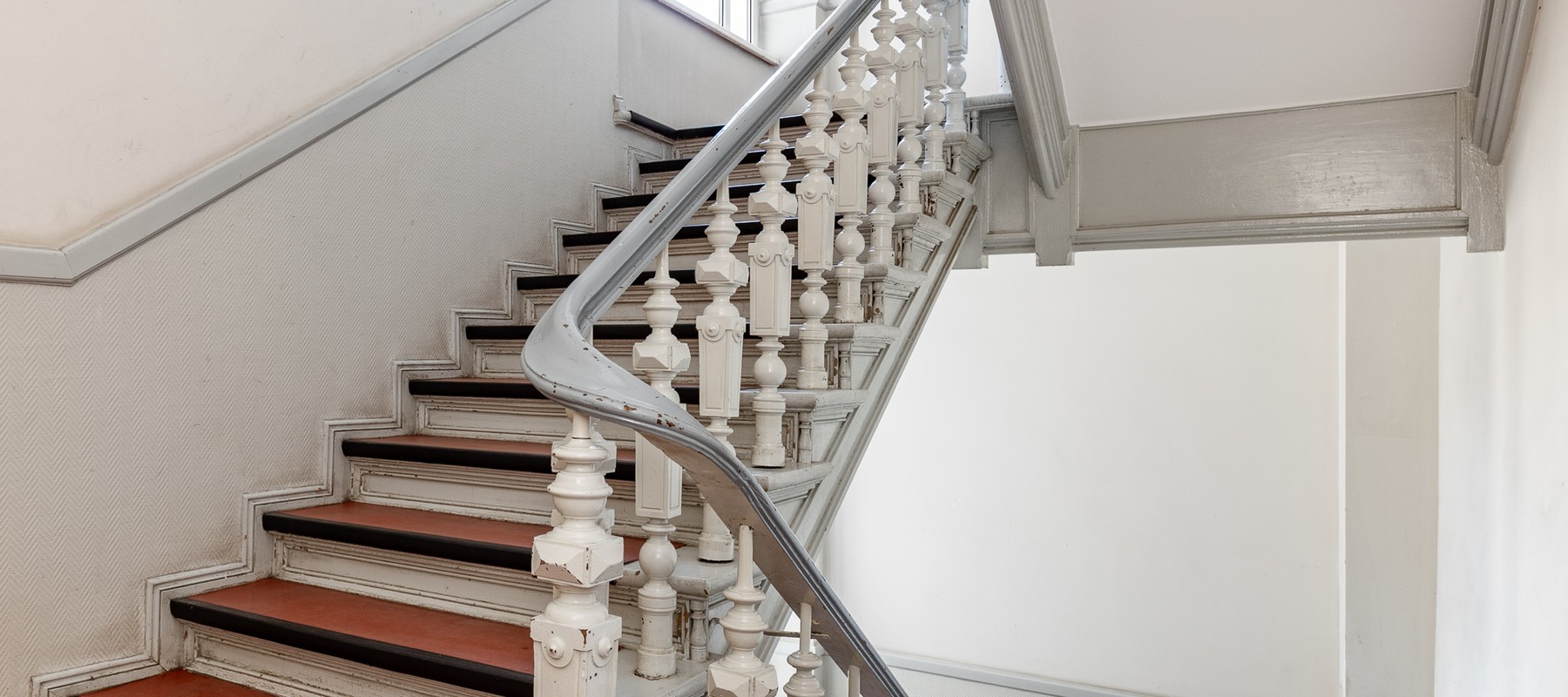 Gepflegtes Treppenhaus mit Linoleumfußboden Gepflegtes Treppenhaus mit Linoleumfußboden