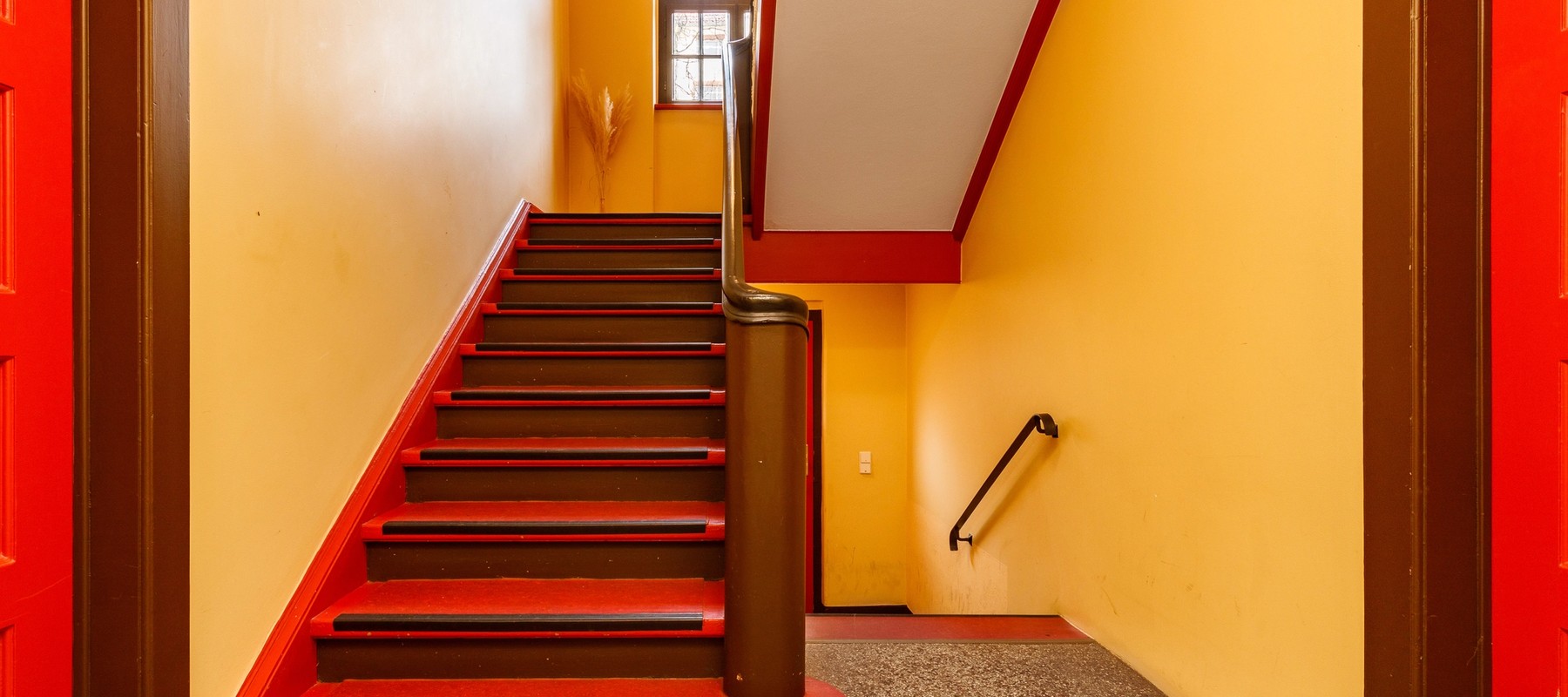 Truppenaufgang zur Wohnung Truppenaufgang zur Wohnung