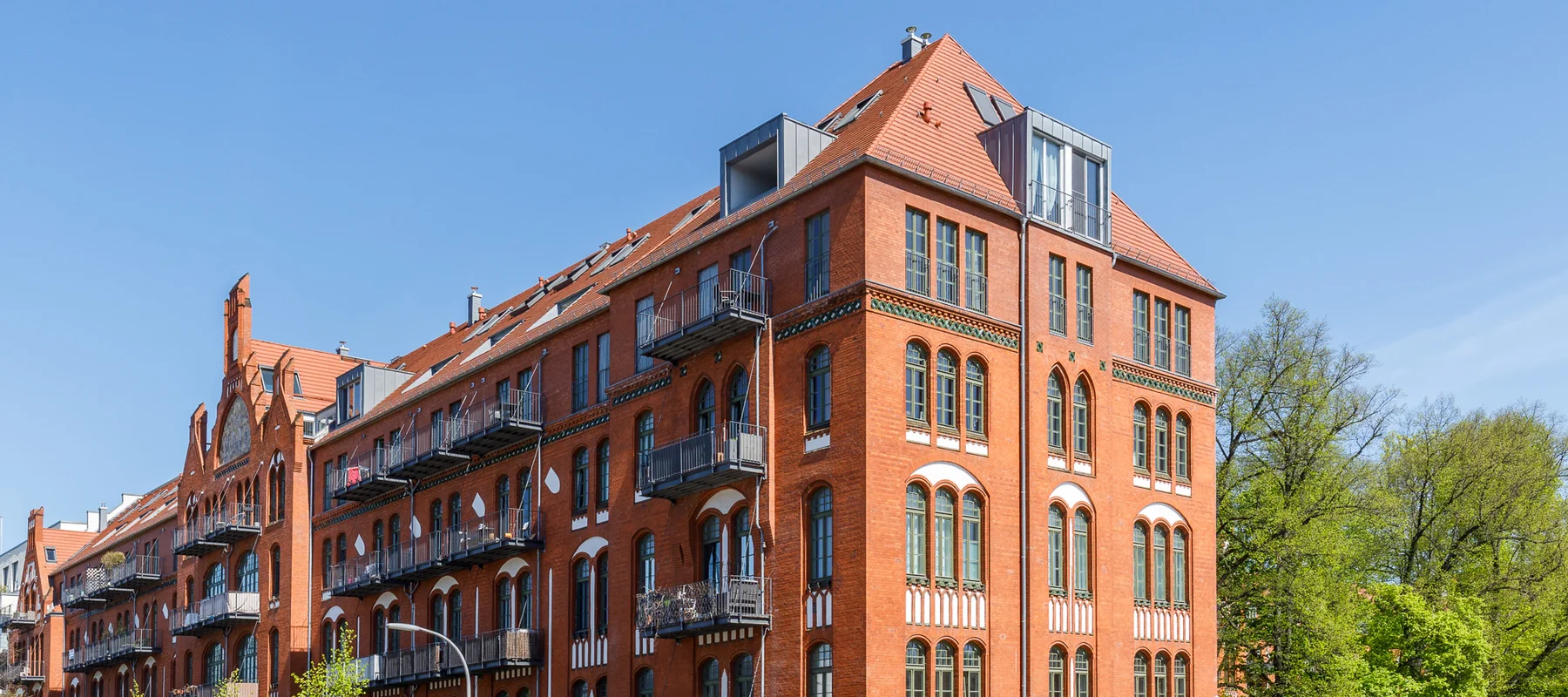 A Light-Filled Period Residence with Contemporary Interiors and Parking in a Tranquil Heritage Setting