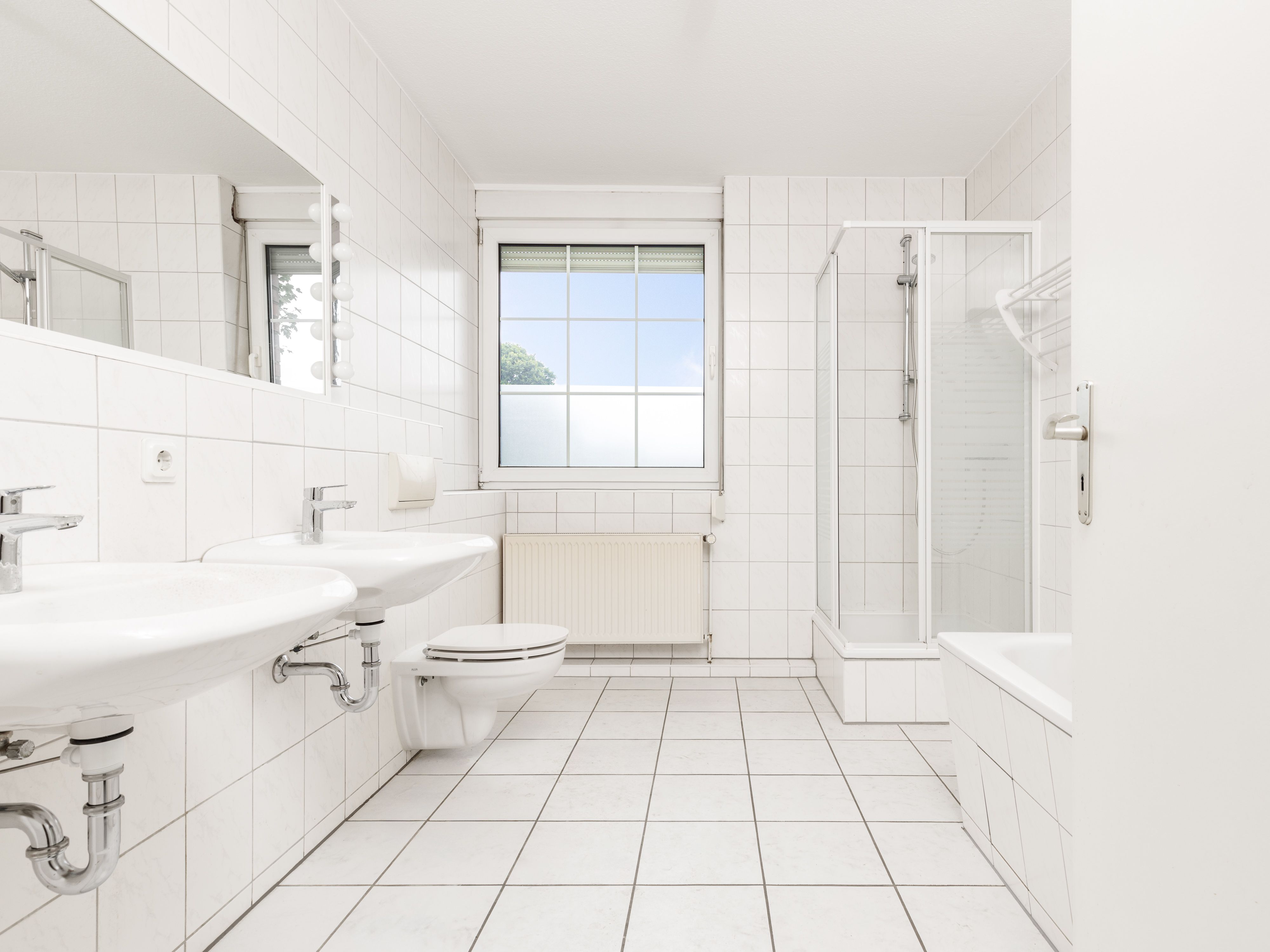 Separates Vollbad mit Dusche und Wanne 