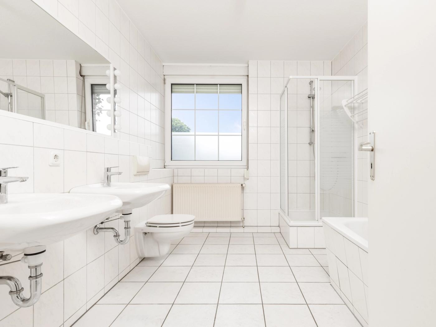 Separates Vollbad mit Dusche und Wanne Separates Vollbad mit Dusche und Wanne