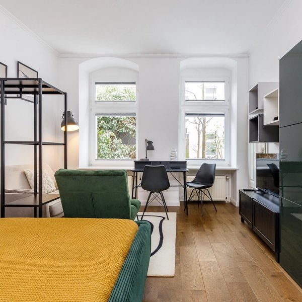 Schlafbereich Parkett Einbauschrank Doppelfenster