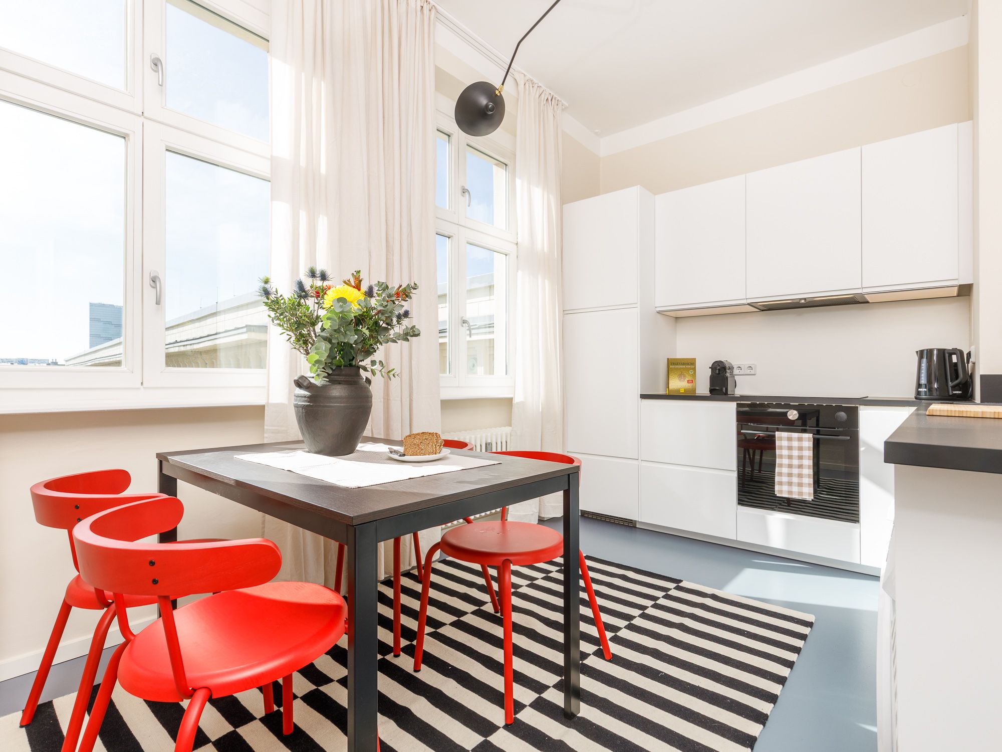 Separate Küche mit moderner Einbauküche und Essecke 