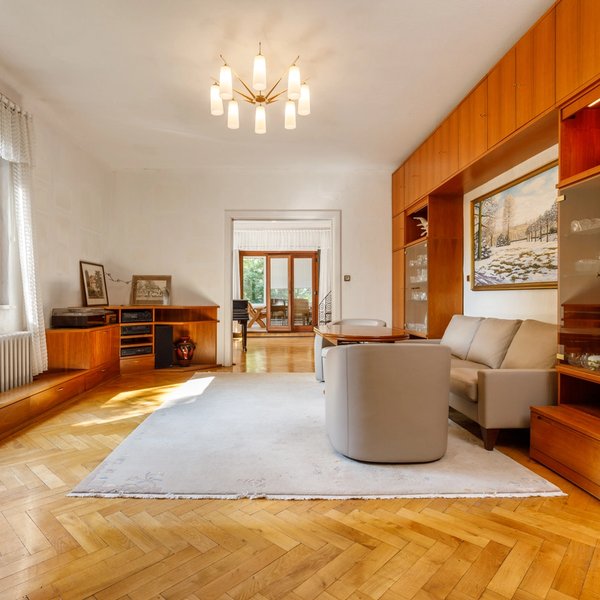 Wohnzimmer Einbauschrank Parkett Fenster