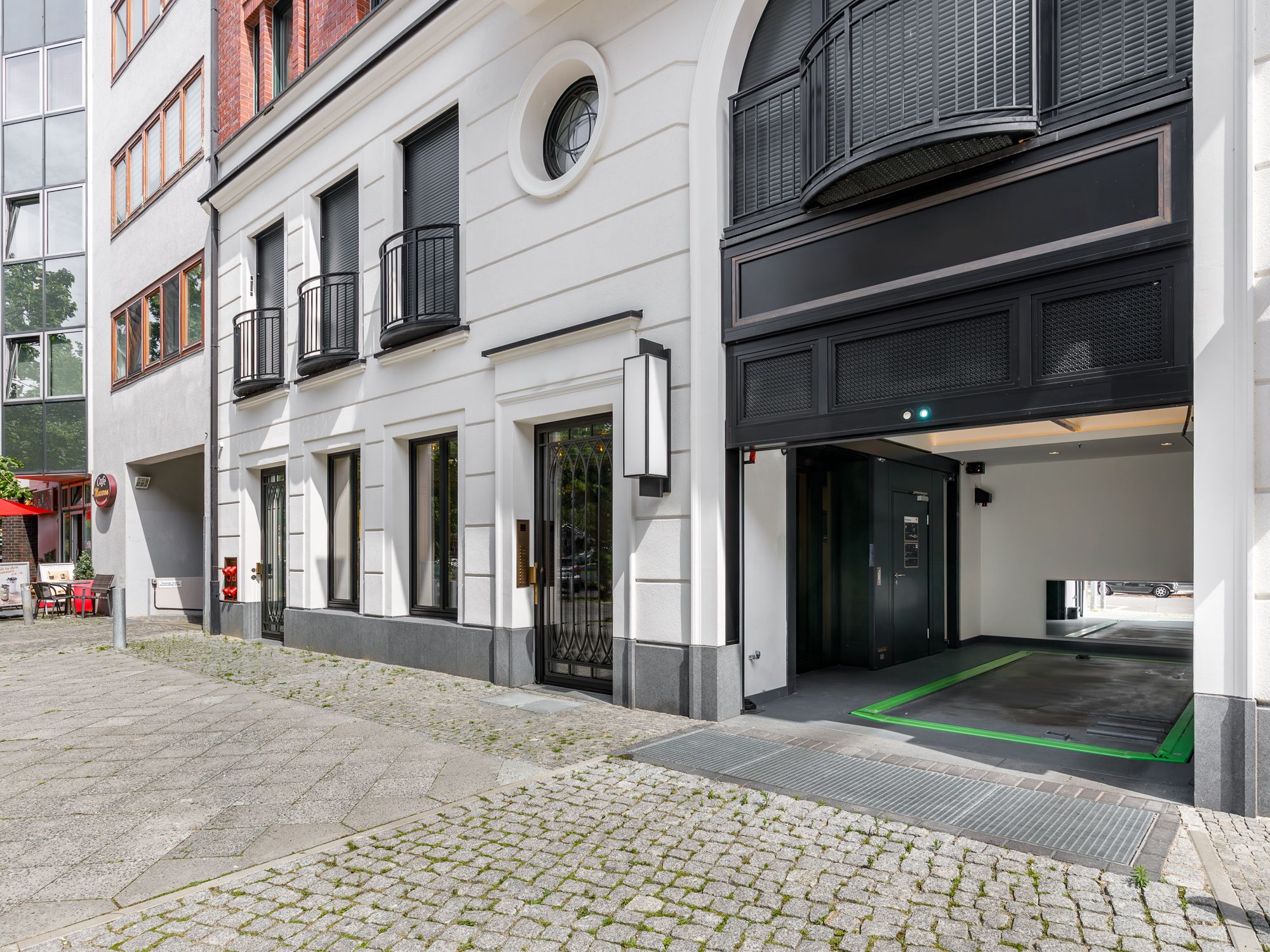 Eingangsbereich mit Zufahrt zur Tiefgarage