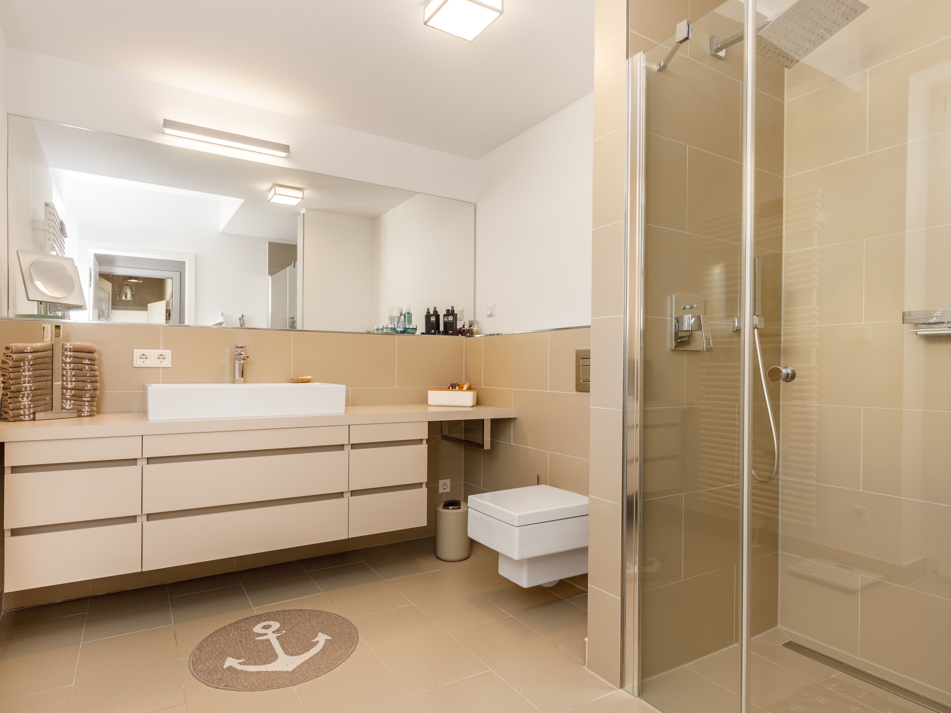 Modernes Badezimmer mit ebenerdiger Dusche