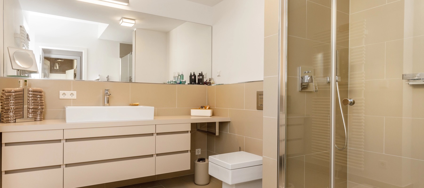 Modernes Badezimmer mit ebenerdiger Dusche Modernes Badezimmer mit ebenerdiger Dusche