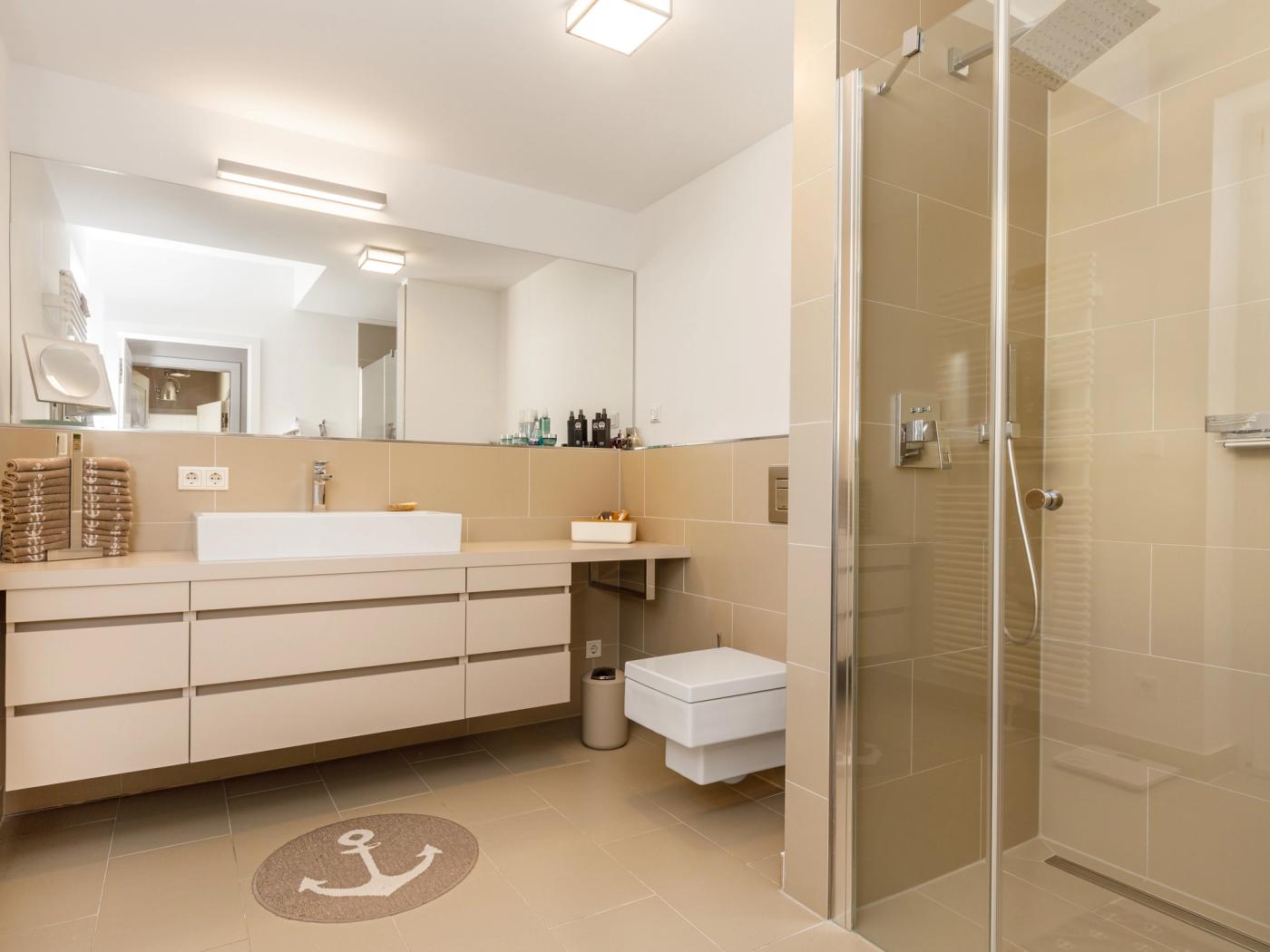 Modernes Badezimmer mit ebenerdiger Dusche Modernes Badezimmer mit ebenerdiger Dusche