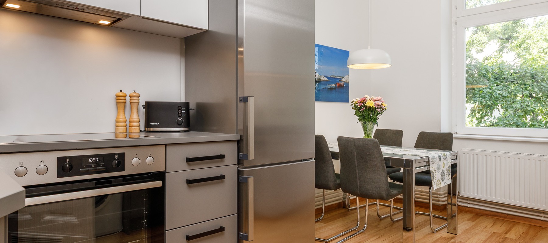 Offener Küchenbereich mit Elektrogeräten Offener Küchenbereich mit Elektrogeräten