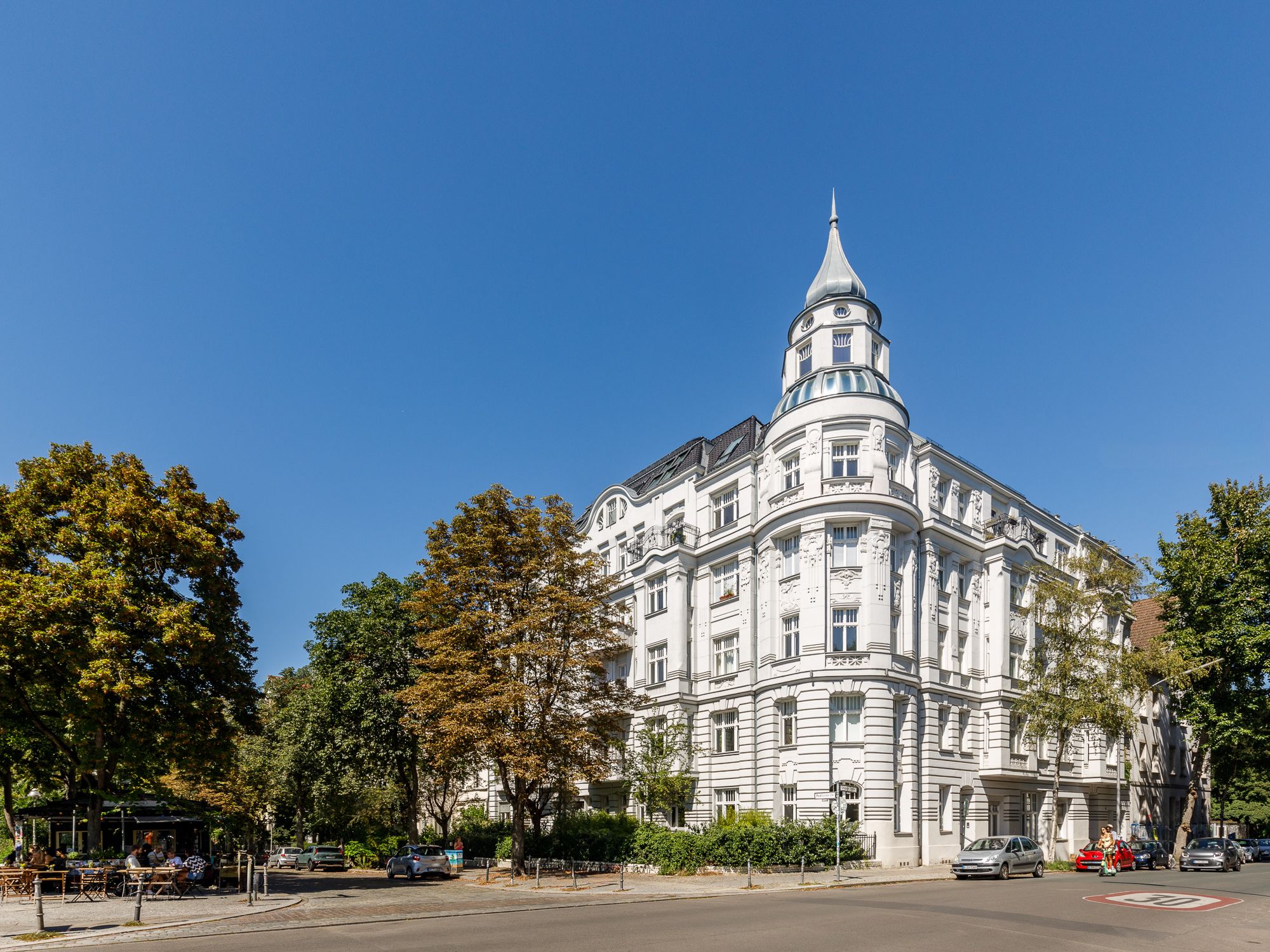 Mondäne Altbauwohnung mit luxuriöser Ausstattung, sonnigem Balkon und Wasserblick