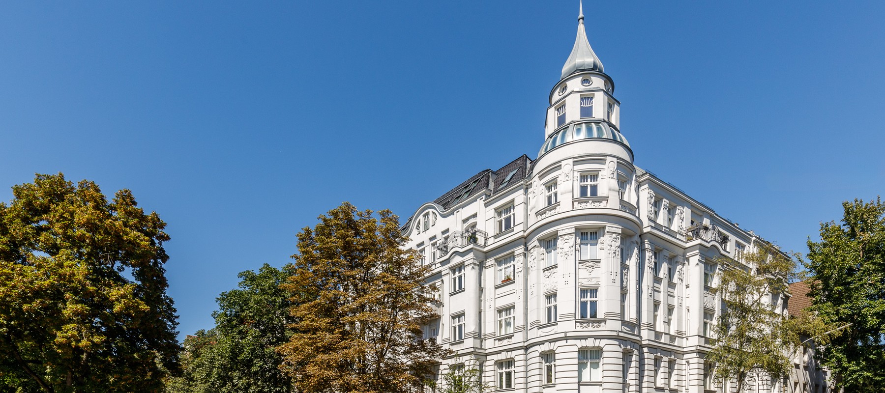 Mondäne Altbauwohnung mit luxuriöser Ausstattung, sonnigem Balkon und Wasserblick