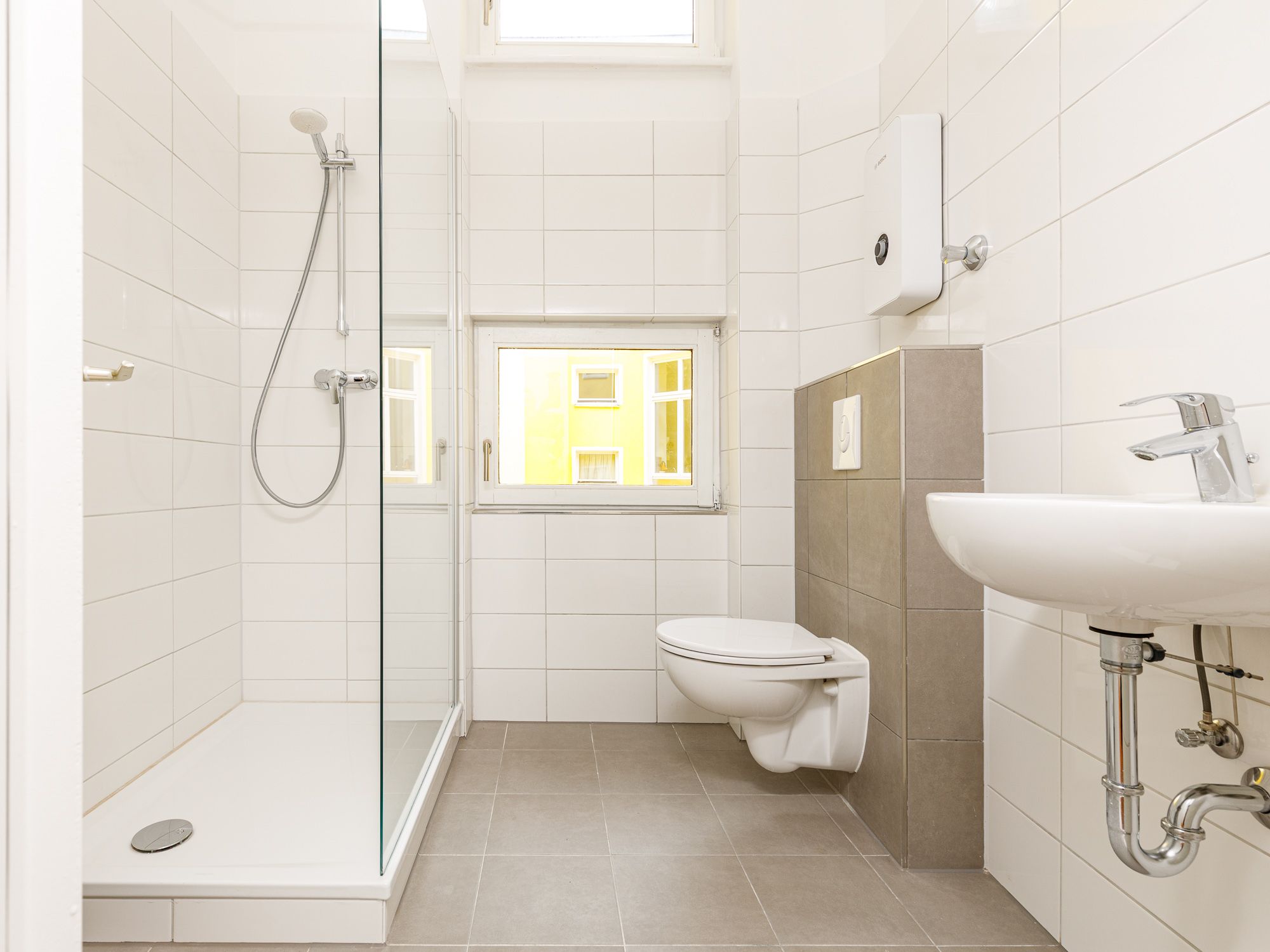 Moderbes, tagesbelichtetes Duschbad 