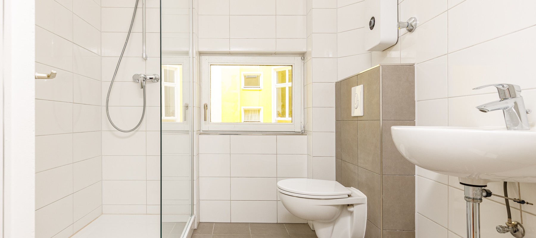 Moderbes, tagesbelichtetes Duschbad Moderbes, tagesbelichtetes Duschbad