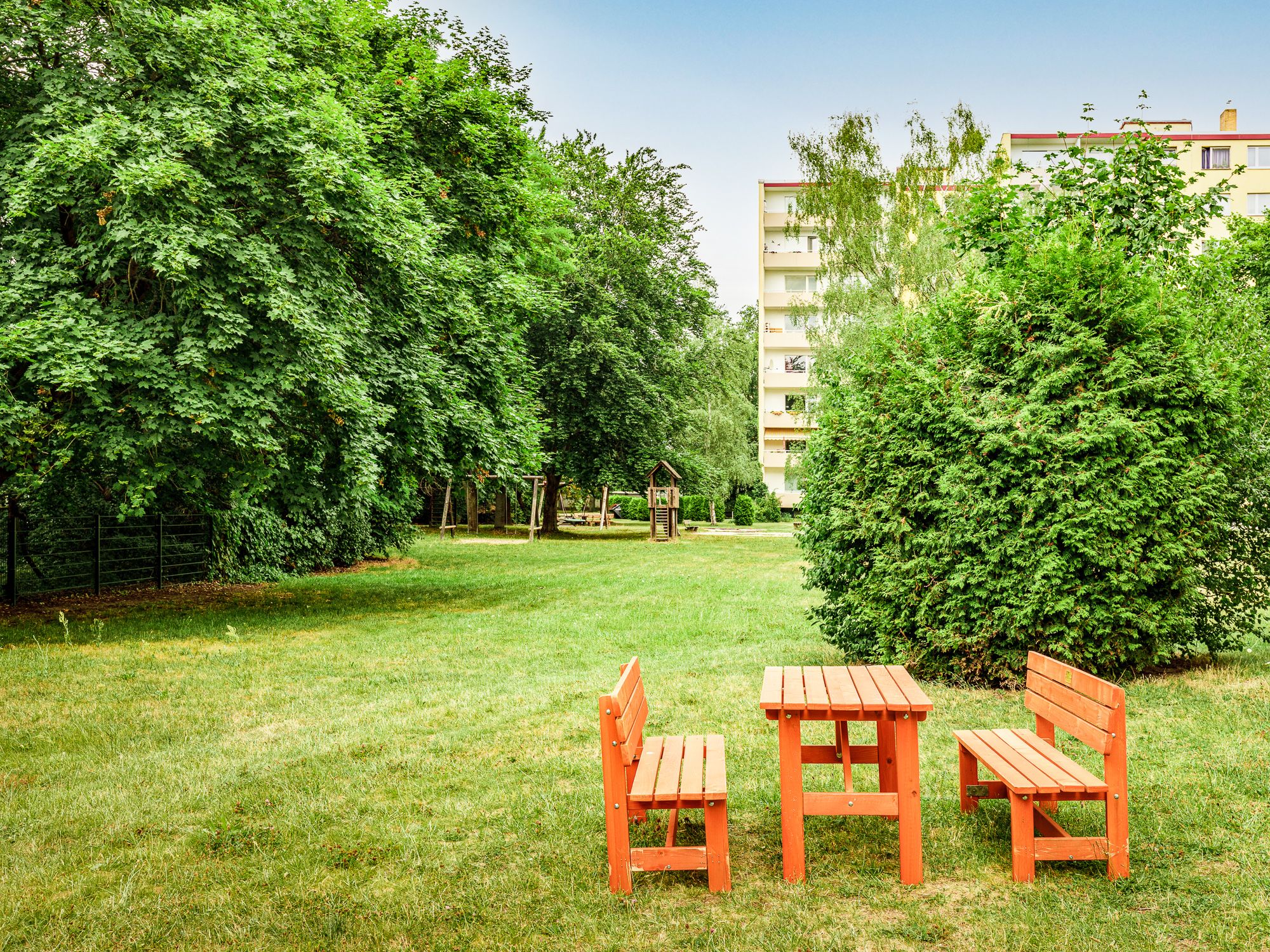 Großzügiger Gemeinschaftsgarten mit Spielplatz