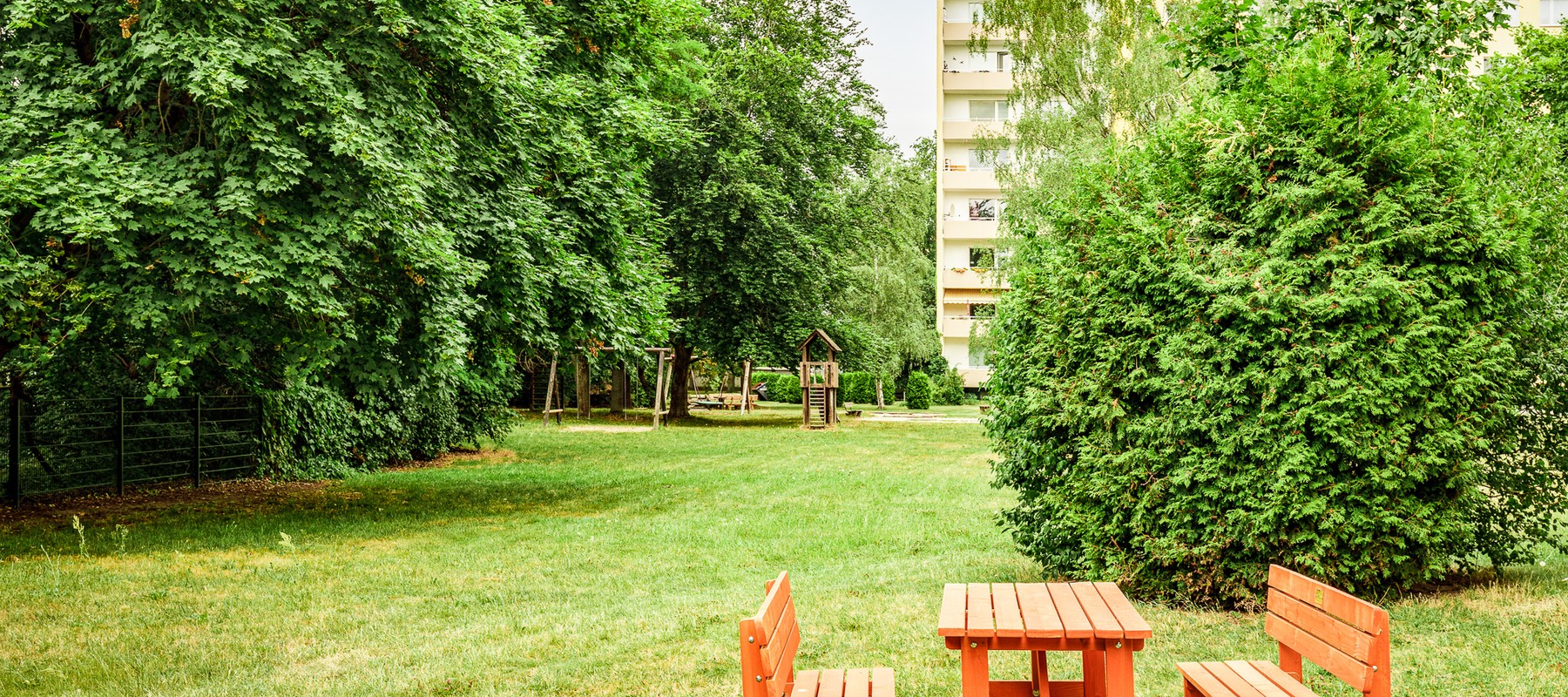 Großzügiger Gemeinschaftsgarten mit Spielplatz Großzügiger Gemeinschaftsgarten mit Spielplatz