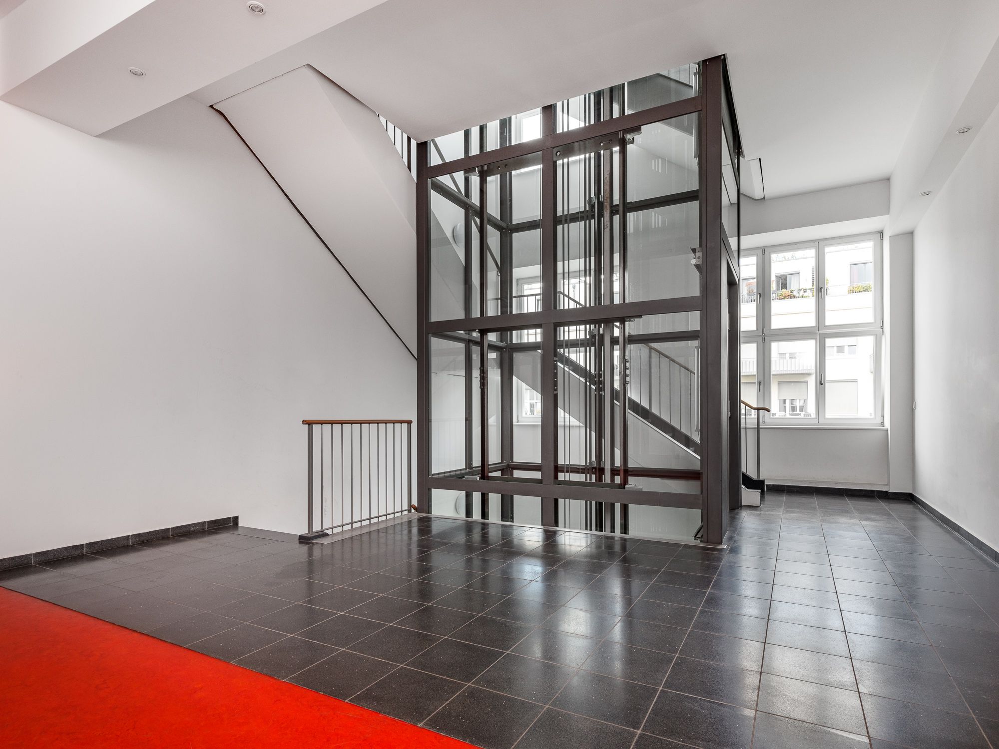 Ansicht des Treppenhauses mit Lift 