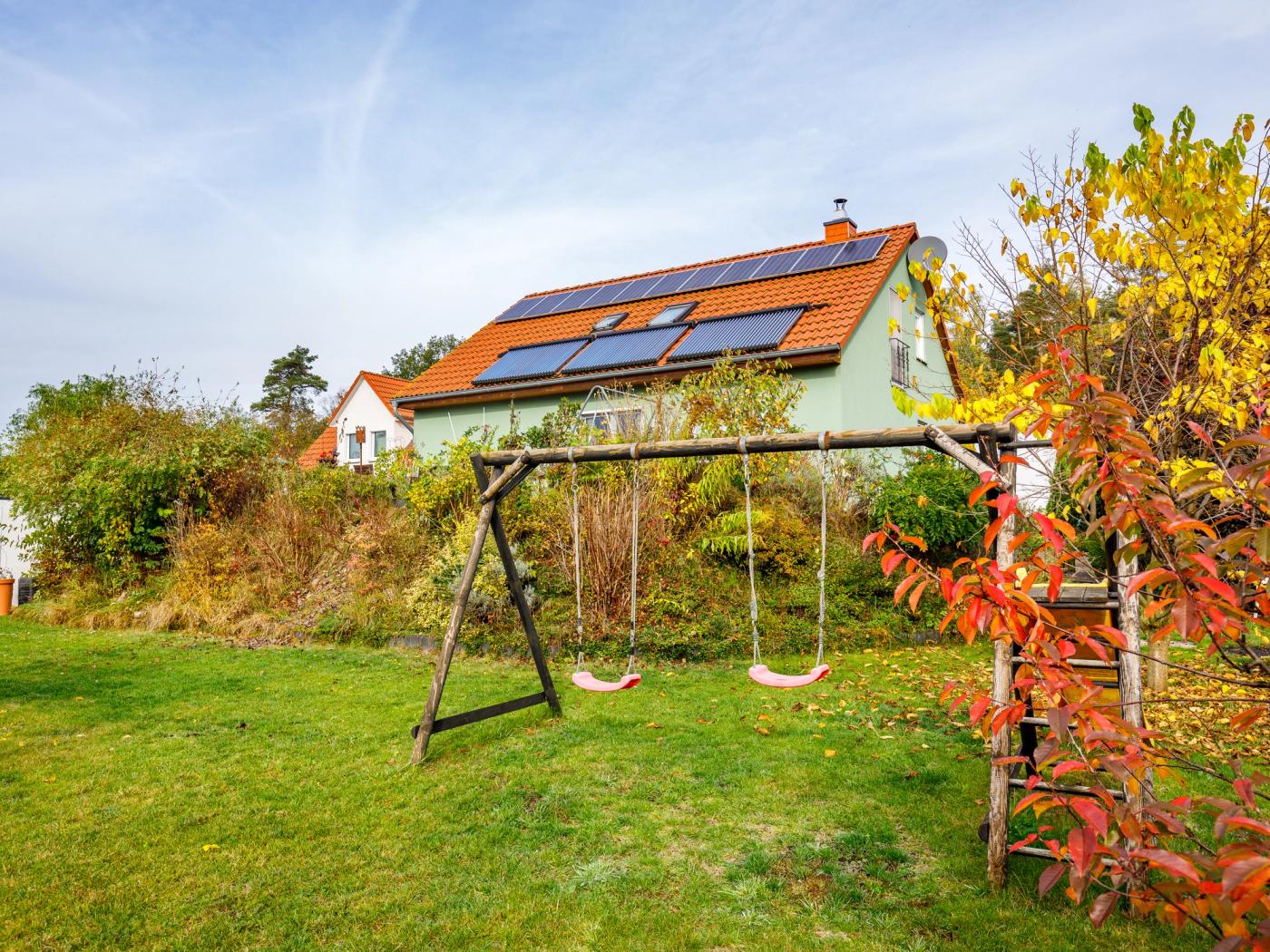 Großer Garten mit Blick auf das Einfamilienhaus Großer Garten mit Blick auf das Einfamilienhaus