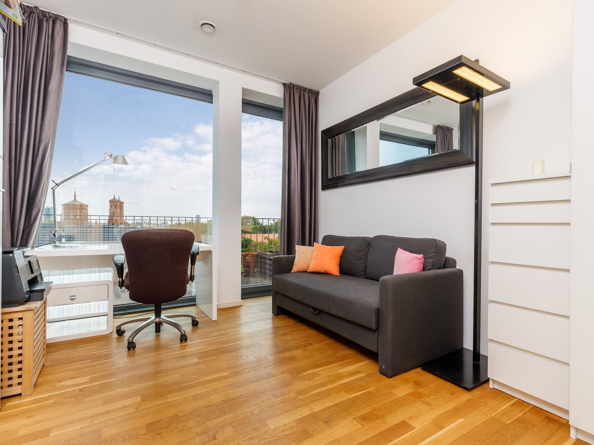 Bürobereich mit Zugang zur Terrasse 