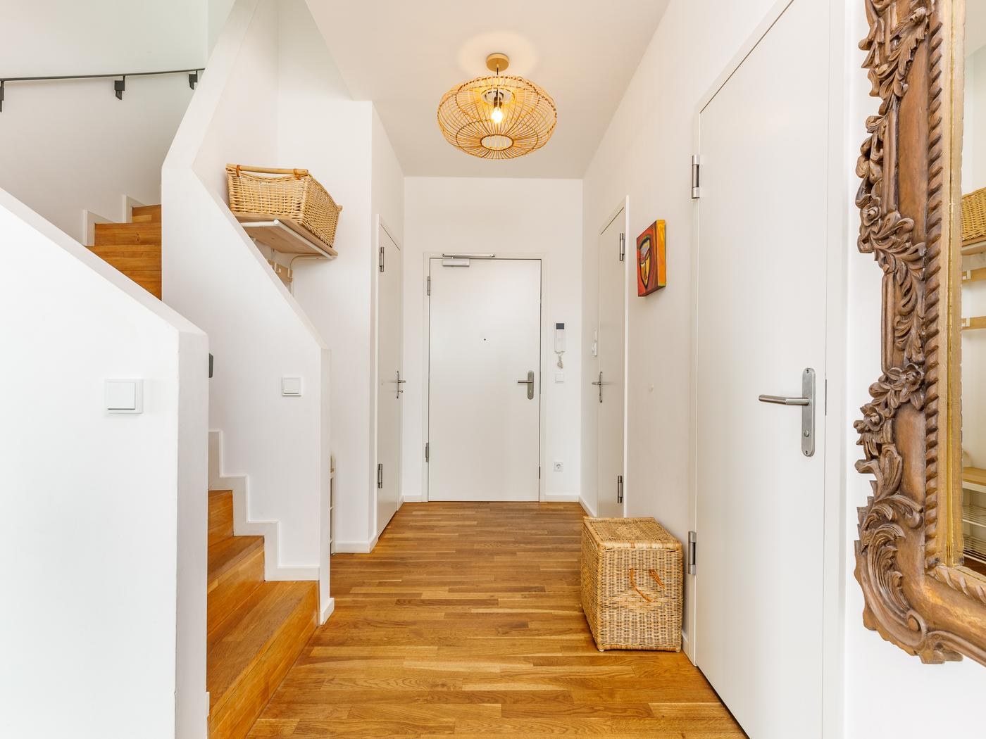 Eingangs- & Flurbereich mit Garderobe Eingangs- & Flurbereich mit Garderobe