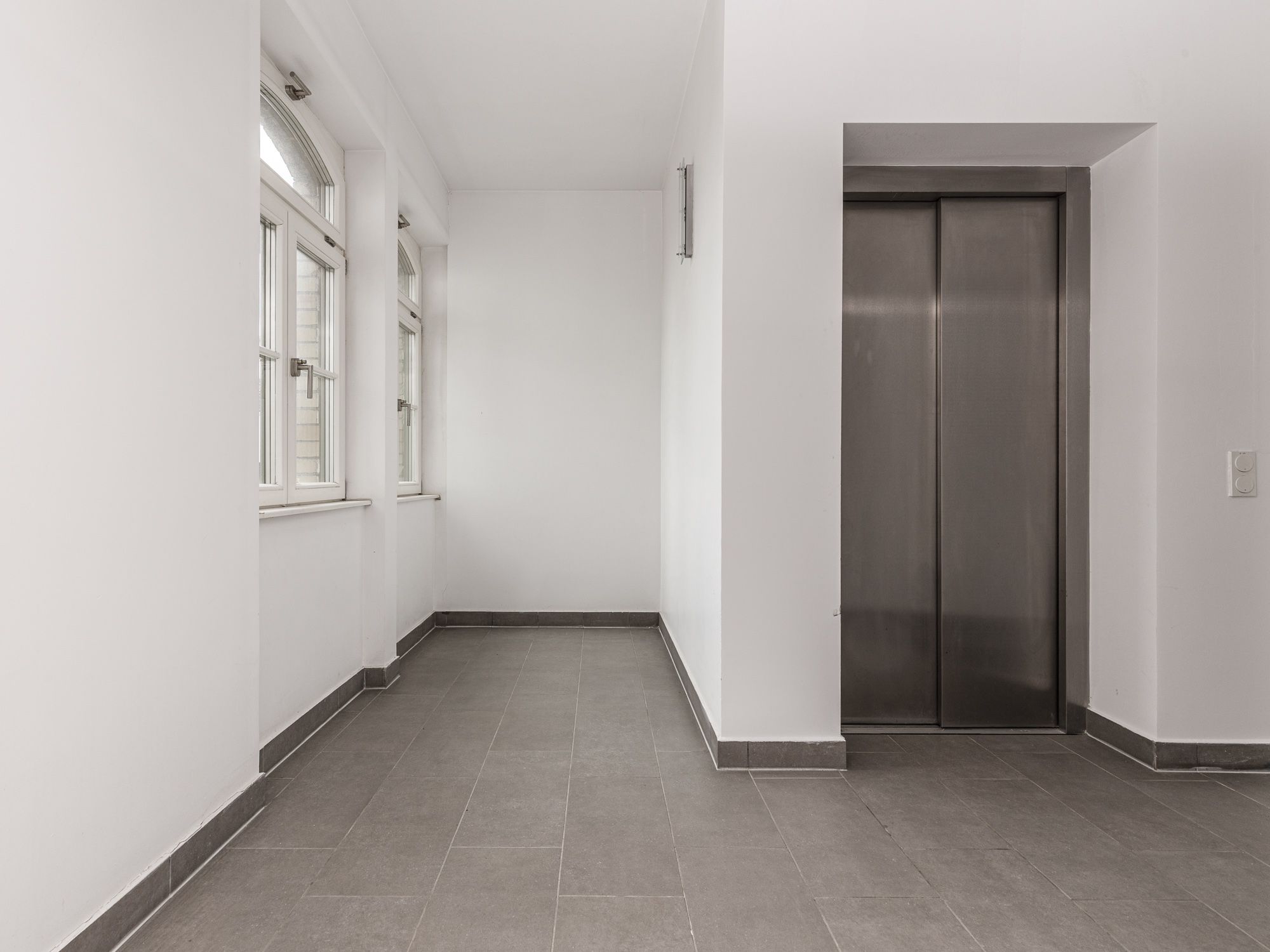 Impression of the hallway with passenger lift 