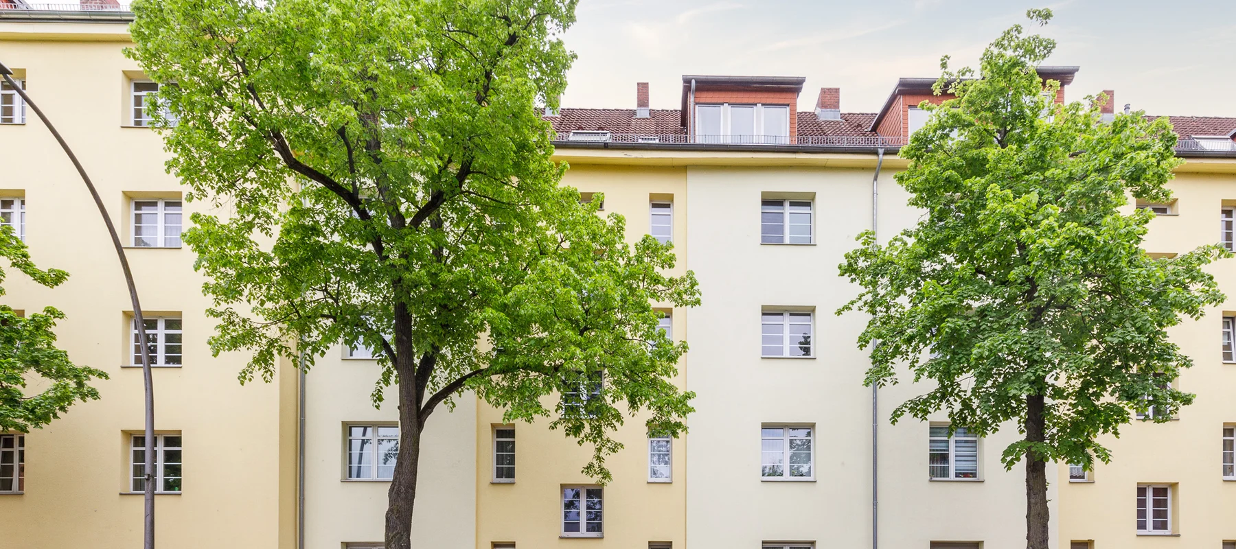 Bright Top-Floor Residence with South-Facing Balcony in a Peaceful Courtyard Setting Near the Körnerpark