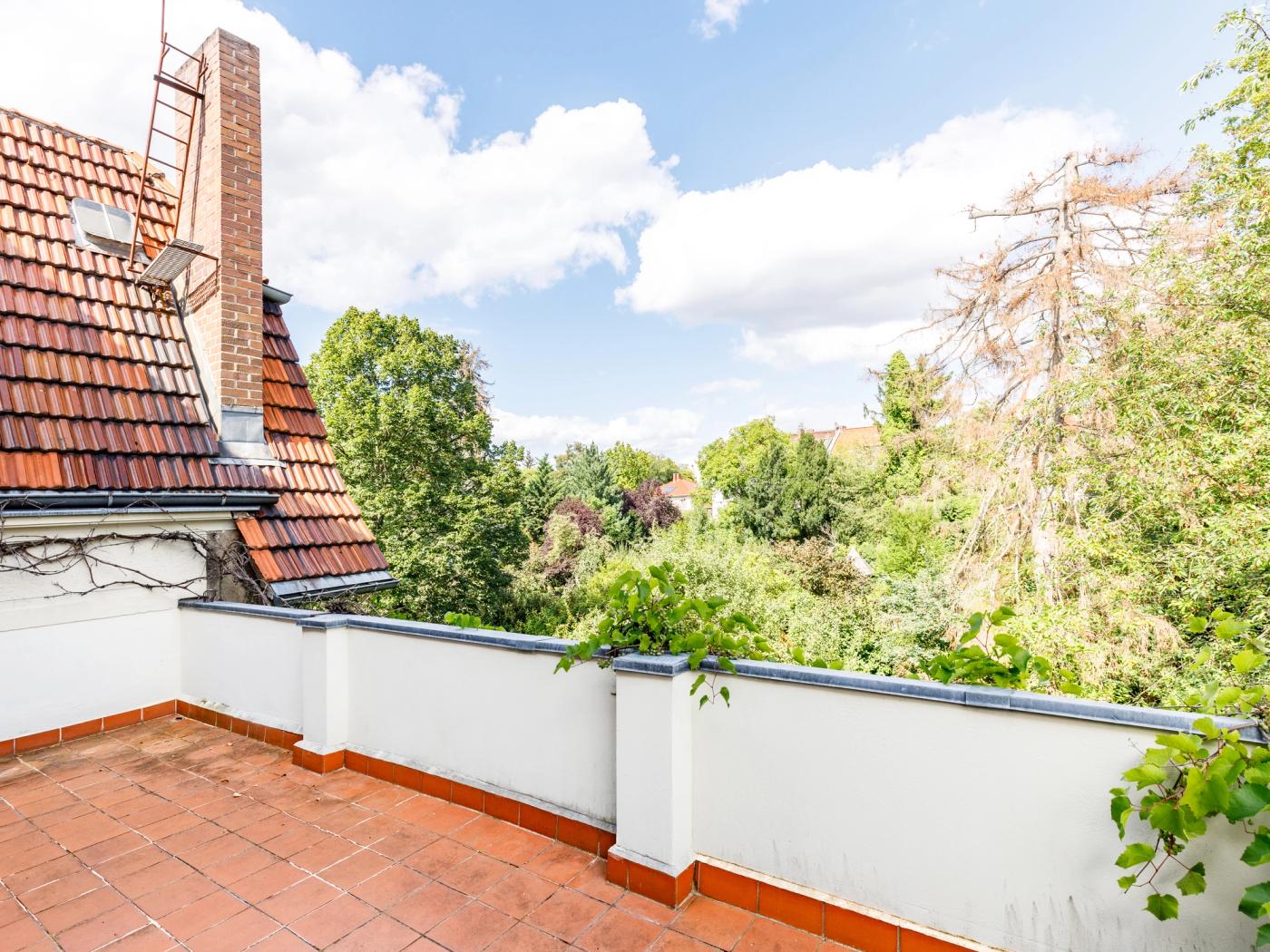 Gemütliche Sonnenterrasse zum ruhigen Privatgarten Gemütliche Sonnenterrasse zum ruhigen Privatgarten