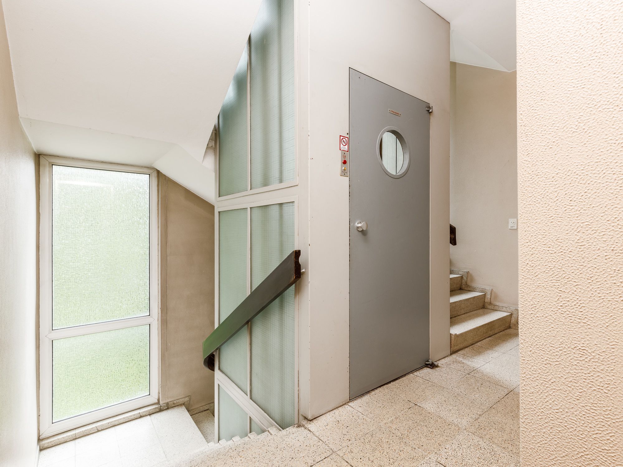 Renoviertes Treppenhaus mit Aufzug 